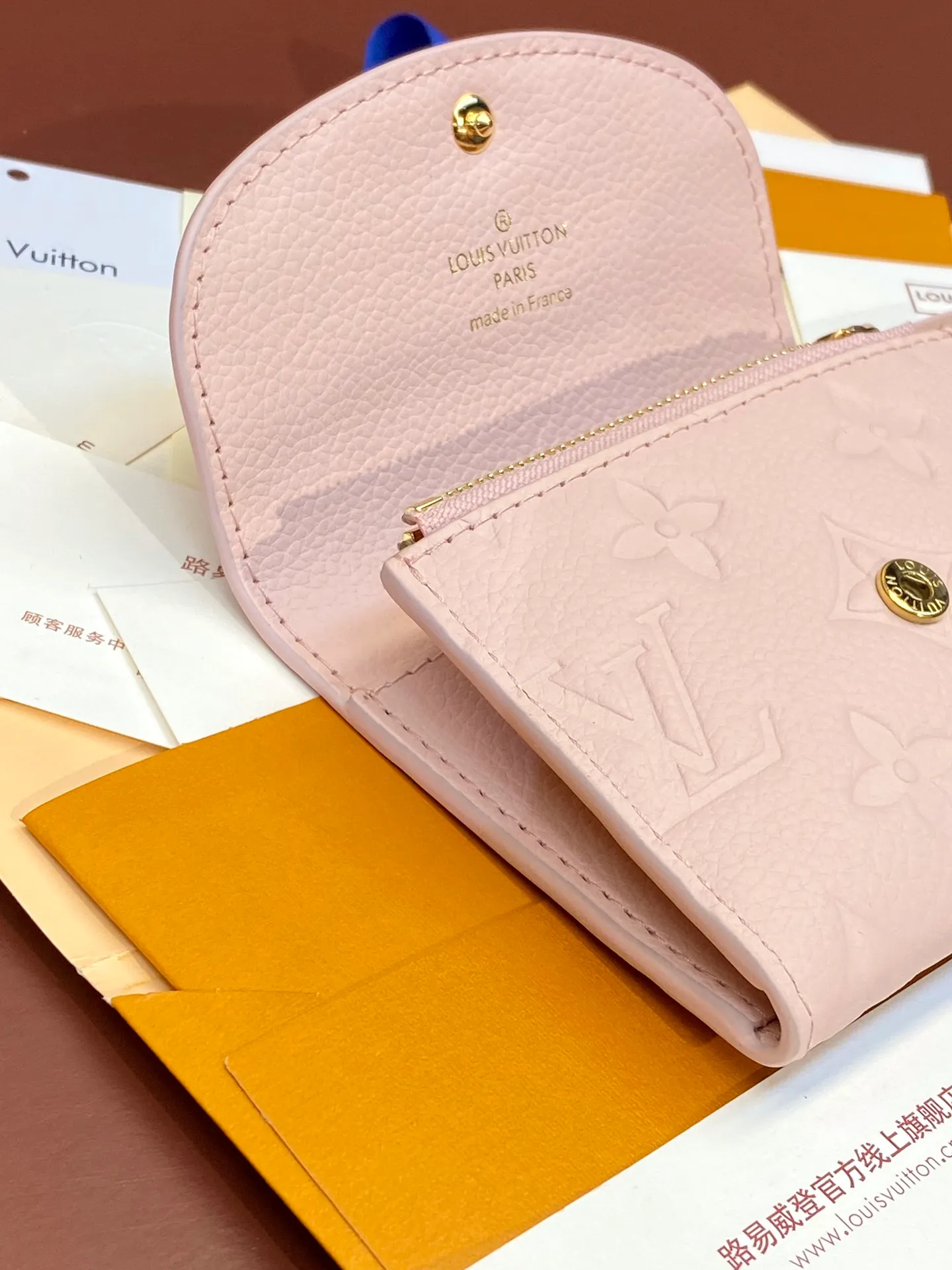 💰400 M83231! Nude pink! Made of top layer cowhide! Women's Coin Purse Card Holder Small and exquisite but extremely practical, this colorful envelope-style coin purse is the perfect companion for modern women in urban life. It is compact and can be easily carried in a bag or even a pocket. Size: 11×8cm. .