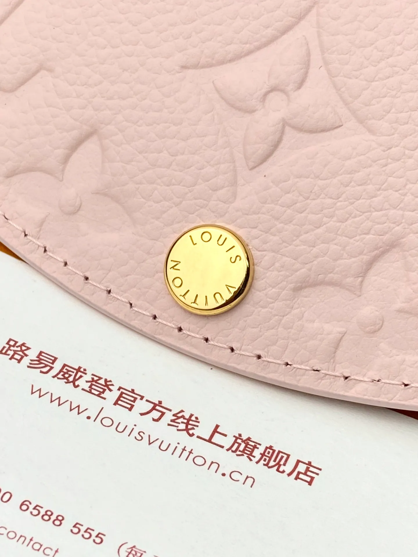 💰400 M83231! Nude pink! Made of top layer cowhide! Women's Coin Purse Card Holder Small and exquisite but extremely practical, this colorful envelope-style coin purse is the perfect companion for modern women in urban life. It is compact and can be easily carried in a bag or even a pocket. Size: 11×8cm. .