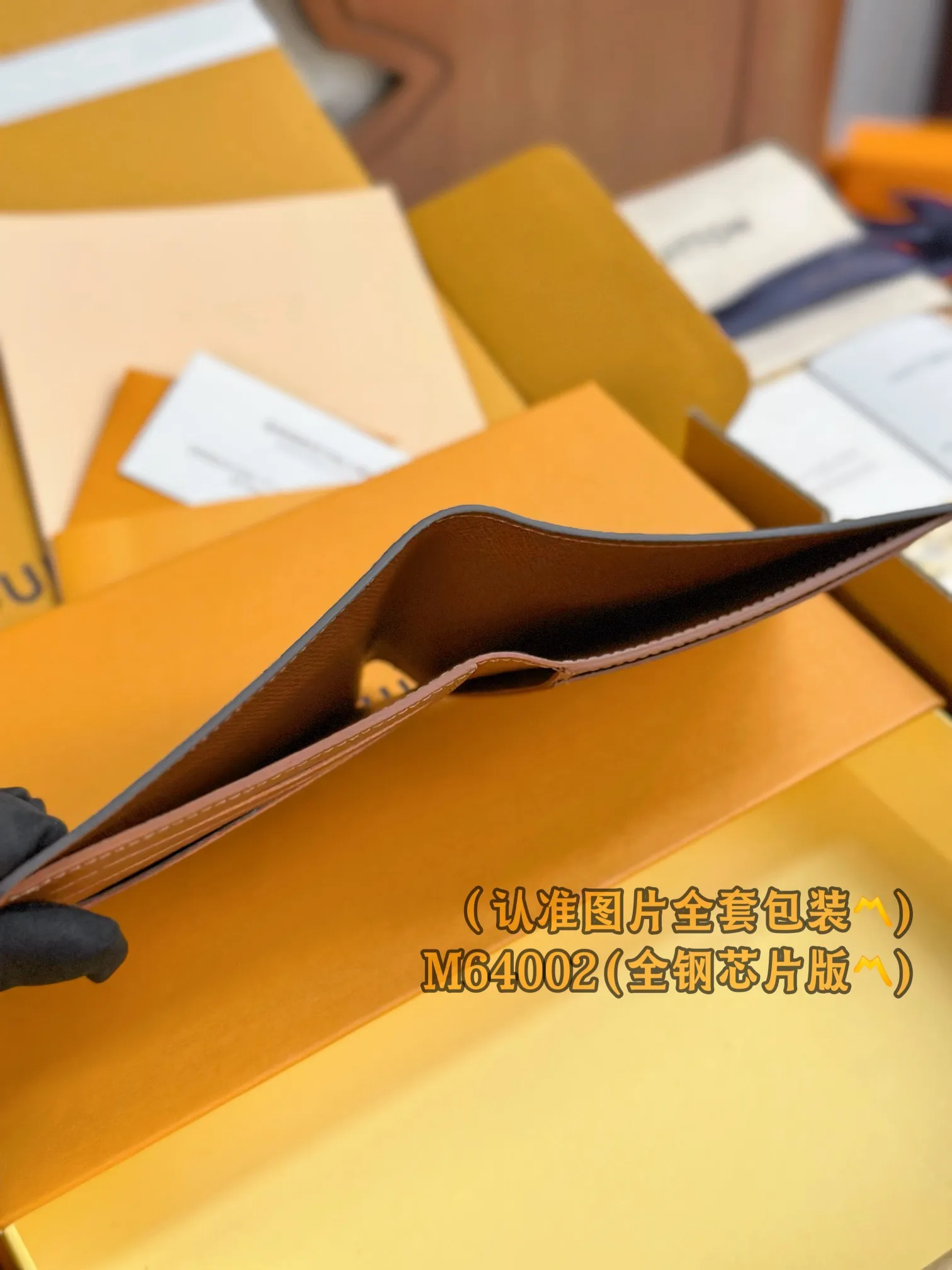 M64002 Presbyopia (〽️A-grade all-steel version〽️) personalized customization, code-changing chip! SLENDER ID WALLET Made of smooth Taiga leather, this wallet is small and slim enough to hold everyday essentials, yet easily stows away in a front or back pocket. This wallet features a transparent compartment for ID. 11.0 x 8.5 x 1.0 cm (length x height x width). Special grade 210