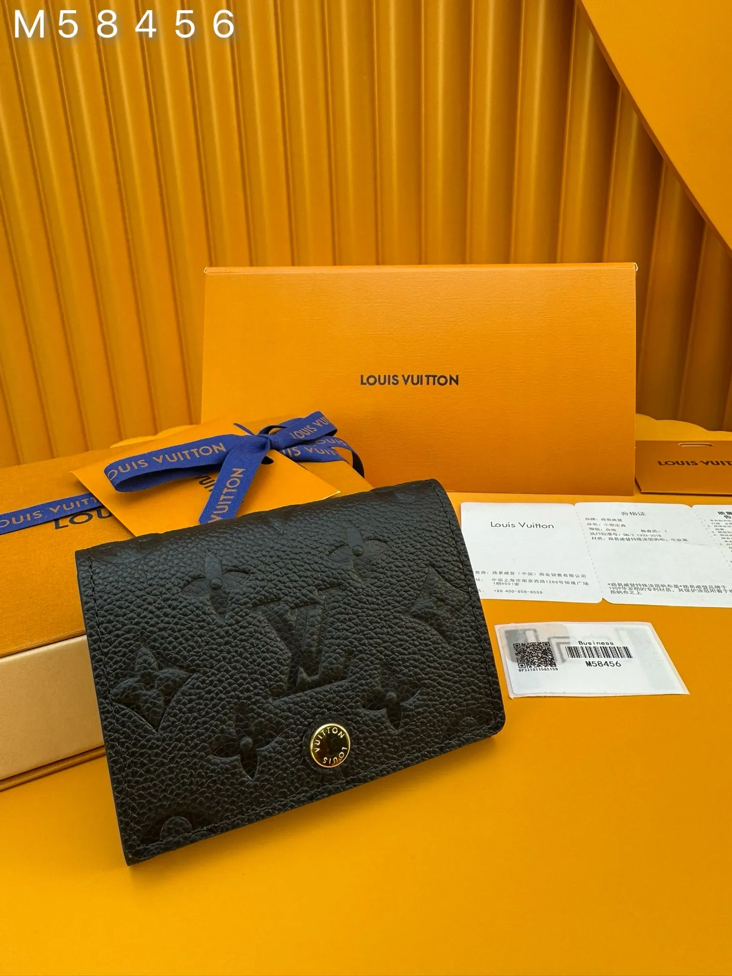 M58456 "Special Duty Free" ♻️ [Official special edition·First-class material·All-steel hardware·French chips·Full set of packaging] This exquisite business card holder is made of soft raised calfskin. It is petite and slim. It can be placed in jacket pockets, trouser pockets and small handbags, making it extremely convenient to carry. The finely crafted flap features an engraved metal snap, demonstrating Louis Vuitton's masterful craftsmanship and dedication. 10.5X8.0cm 💰460