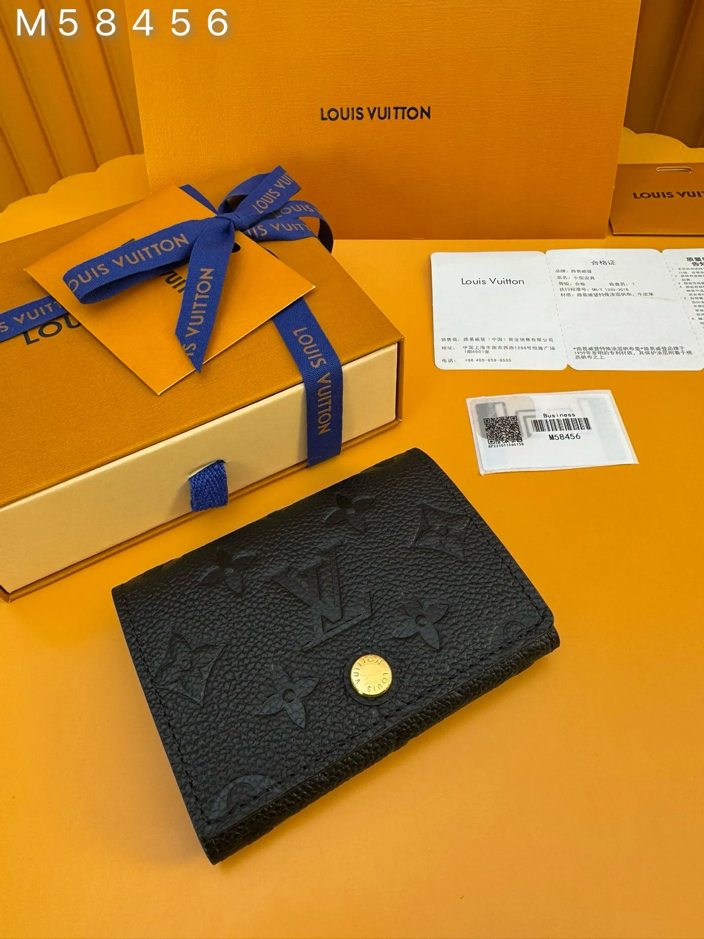 M58456 "Special Duty Free" ♻️ [Official special edition·First-class material·All-steel hardware·French chips·Full set of packaging] This exquisite business card holder is made of soft raised calfskin. It is petite and slim. It can be placed in jacket pockets, trouser pockets and small handbags, making it extremely convenient to carry. The finely crafted flap features an engraved metal snap, demonstrating Louis Vuitton's masterful craftsmanship and dedication. 10.5X8.0cm 💰460