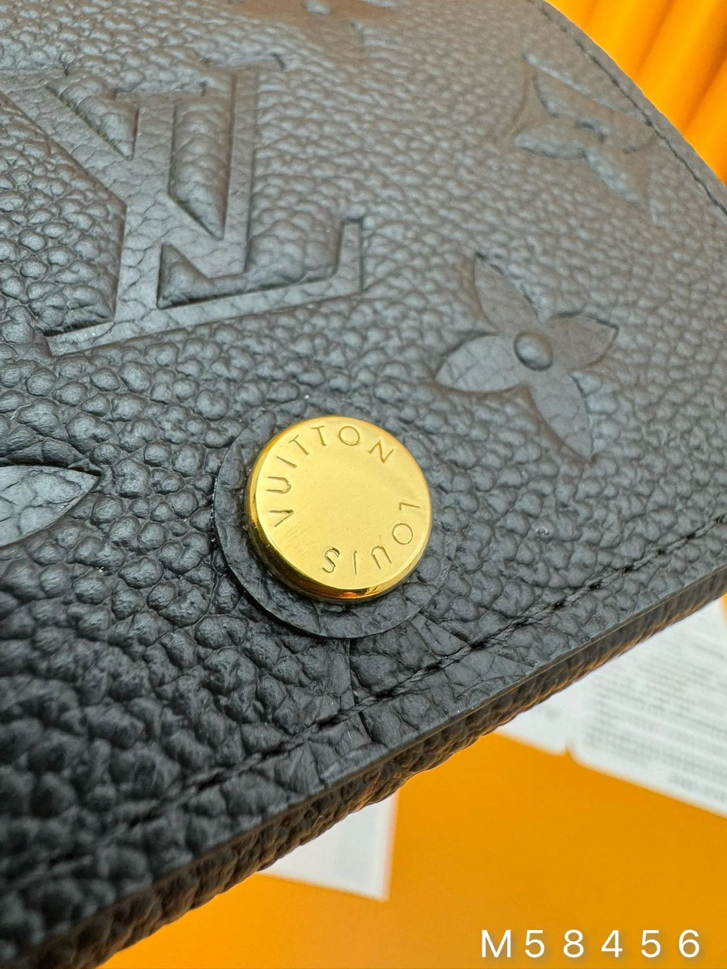 M58456 "Special Duty Free" ♻️ [Official special edition·First-class material·All-steel hardware·French chips·Full set of packaging] This exquisite business card holder is made of soft raised calfskin. It is petite and slim. It can be placed in jacket pockets, trouser pockets and small handbags, making it extremely convenient to carry. The finely crafted flap features an engraved metal snap, demonstrating Louis Vuitton's masterful craftsmanship and dedication. 10.5X8.0cm 💰460
