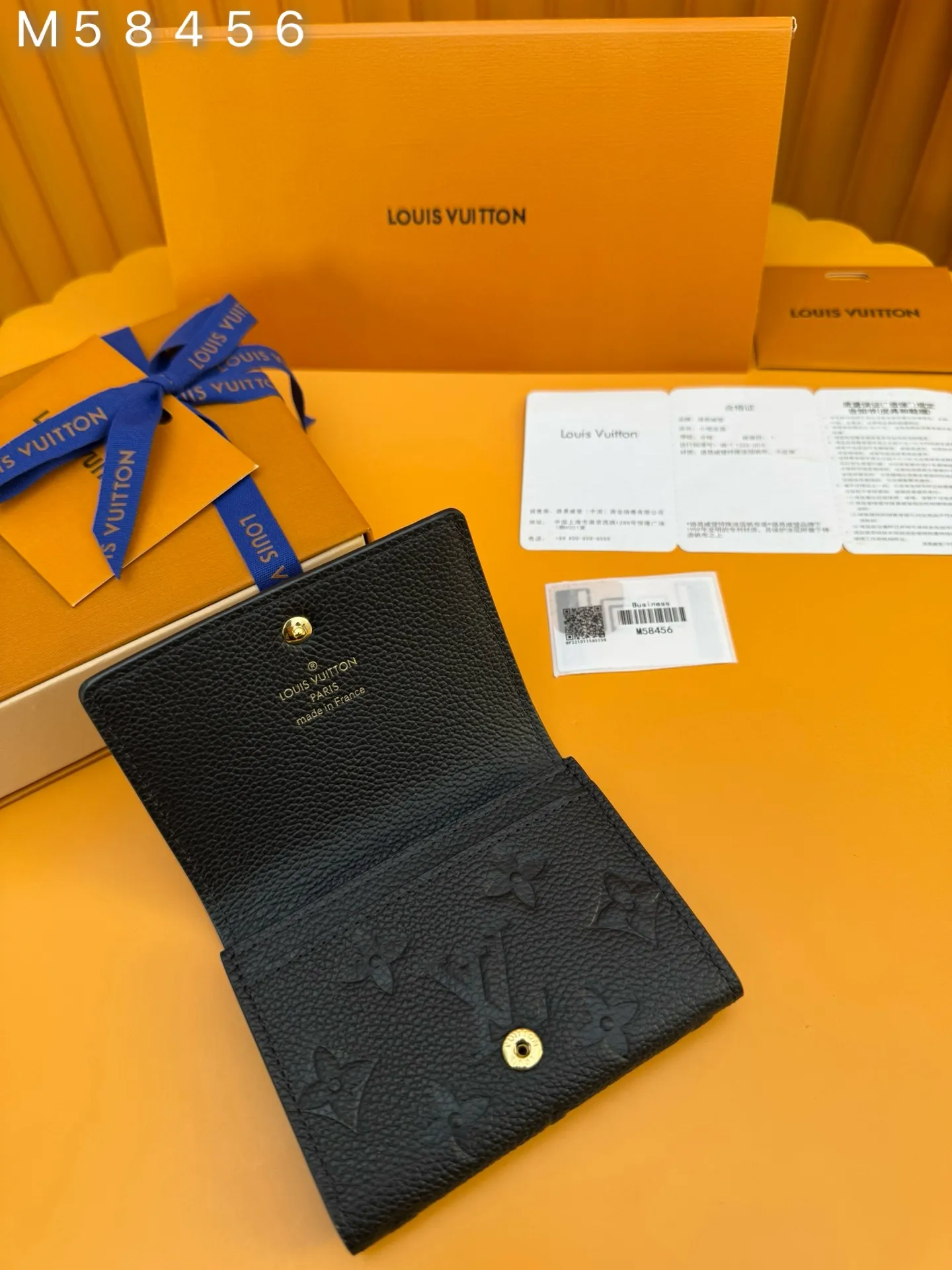 M58456 "Special Duty Free" ♻️ [Official special edition·First-class material·All-steel hardware·French chips·Full set of packaging] This exquisite business card holder is made of soft raised calfskin. It is petite and slim. It can be placed in jacket pockets, trouser pockets and small handbags, making it extremely convenient to carry. The finely crafted flap features an engraved metal snap, demonstrating Louis Vuitton's masterful craftsmanship and dedication. 10.5X8.0cm 💰460
