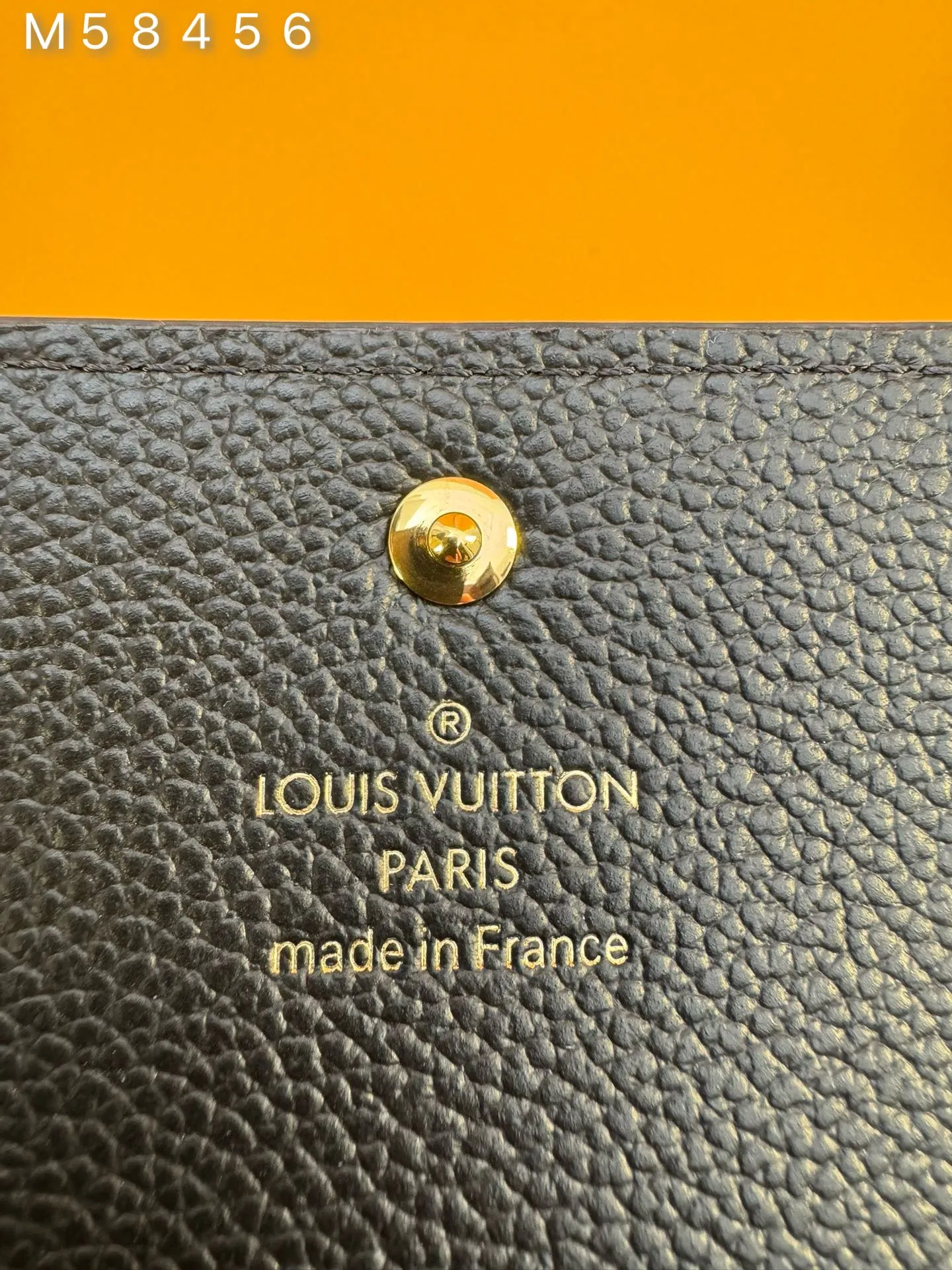 M58456 "Special Duty Free" ♻️ [Official special edition·First-class material·All-steel hardware·French chips·Full set of packaging] This exquisite business card holder is made of soft raised calfskin. It is petite and slim. It can be placed in jacket pockets, trouser pockets and small handbags, making it extremely convenient to carry. The finely crafted flap features an engraved metal snap, demonstrating Louis Vuitton's masterful craftsmanship and dedication. 10.5X8.0cm 💰460