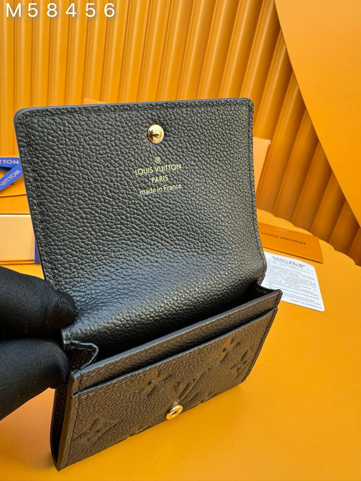 M58456 "Special Duty Free" ♻️ [Official special edition·First-class material·All-steel hardware·French chips·Full set of packaging] This exquisite business card holder is made of soft raised calfskin. It is petite and slim. It can be placed in jacket pockets, trouser pockets and small handbags, making it extremely convenient to carry. The finely crafted flap features an engraved metal snap, demonstrating Louis Vuitton's masterful craftsmanship and dedication. 10.5X8.0cm 💰460