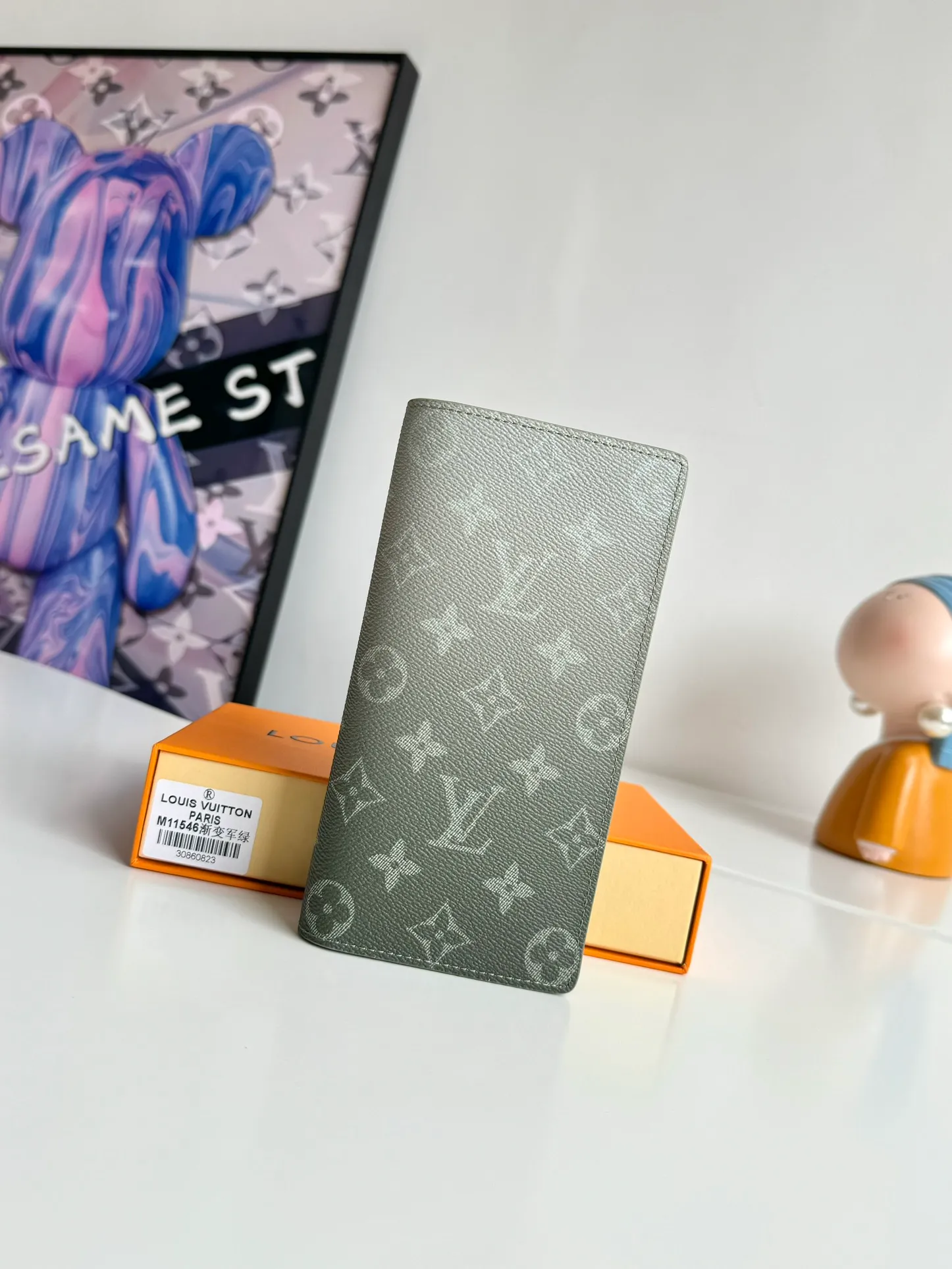 P420🇫🇷Exclusive real shot of overseas original M11546 gradient military green! This Brazza wallet is made from Monogram Gradient coated canvas, with a gradient effect that elegantly depicts the gradual dissipation of the Monogram pattern. Card slots, compartments and a zippered coin compartment reflect functionality. Size: 19×10×2cm