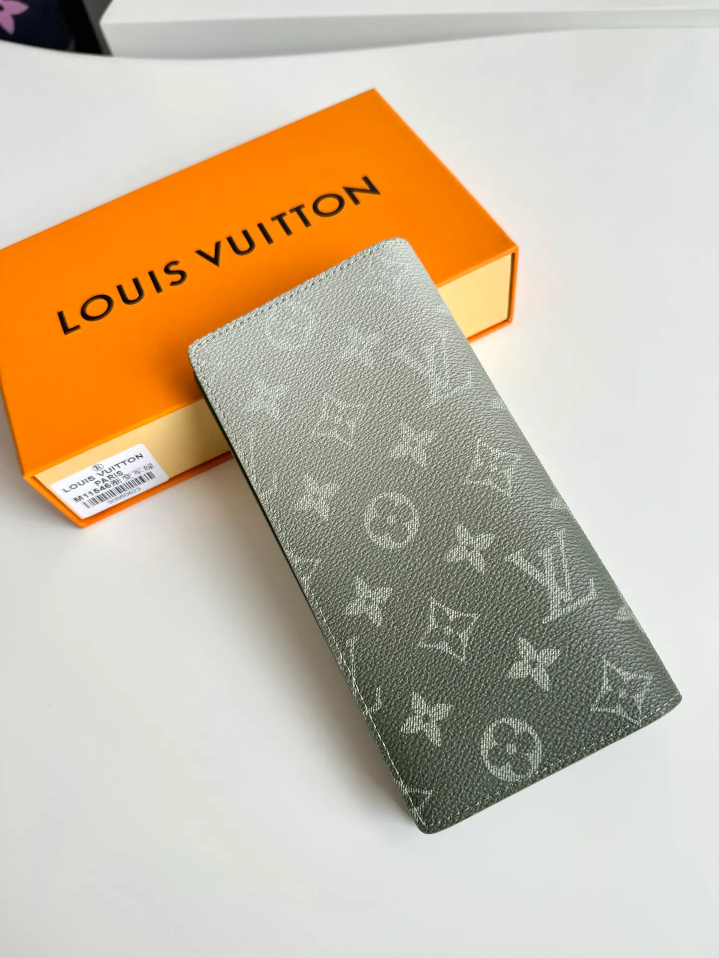 P420🇫🇷Exclusive real shot of overseas original M11546 gradient military green! This Brazza wallet is made from Monogram Gradient coated canvas, with a gradient effect that elegantly depicts the gradual dissipation of the Monogram pattern. Card slots, compartments and a zippered coin compartment reflect functionality. Size: 19×10×2cm