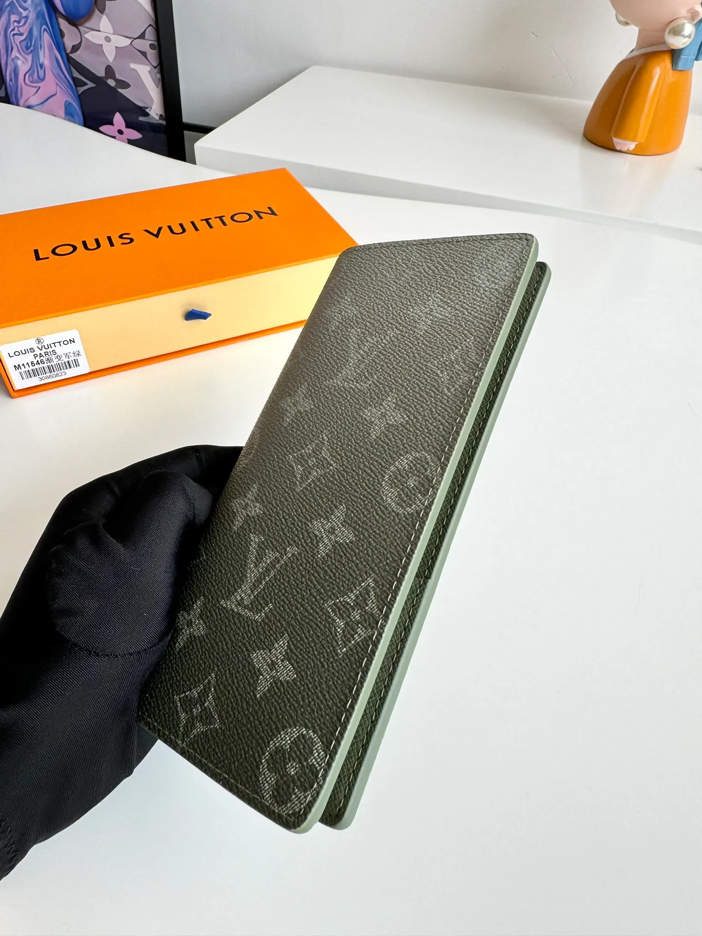 P420🇫🇷Exclusive real shot of overseas original M11546 gradient military green! This Brazza wallet is made from Monogram Gradient coated canvas, with a gradient effect that elegantly depicts the gradual dissipation of the Monogram pattern. Card slots, compartments and a zippered coin compartment reflect functionality. Size: 19×10×2cm