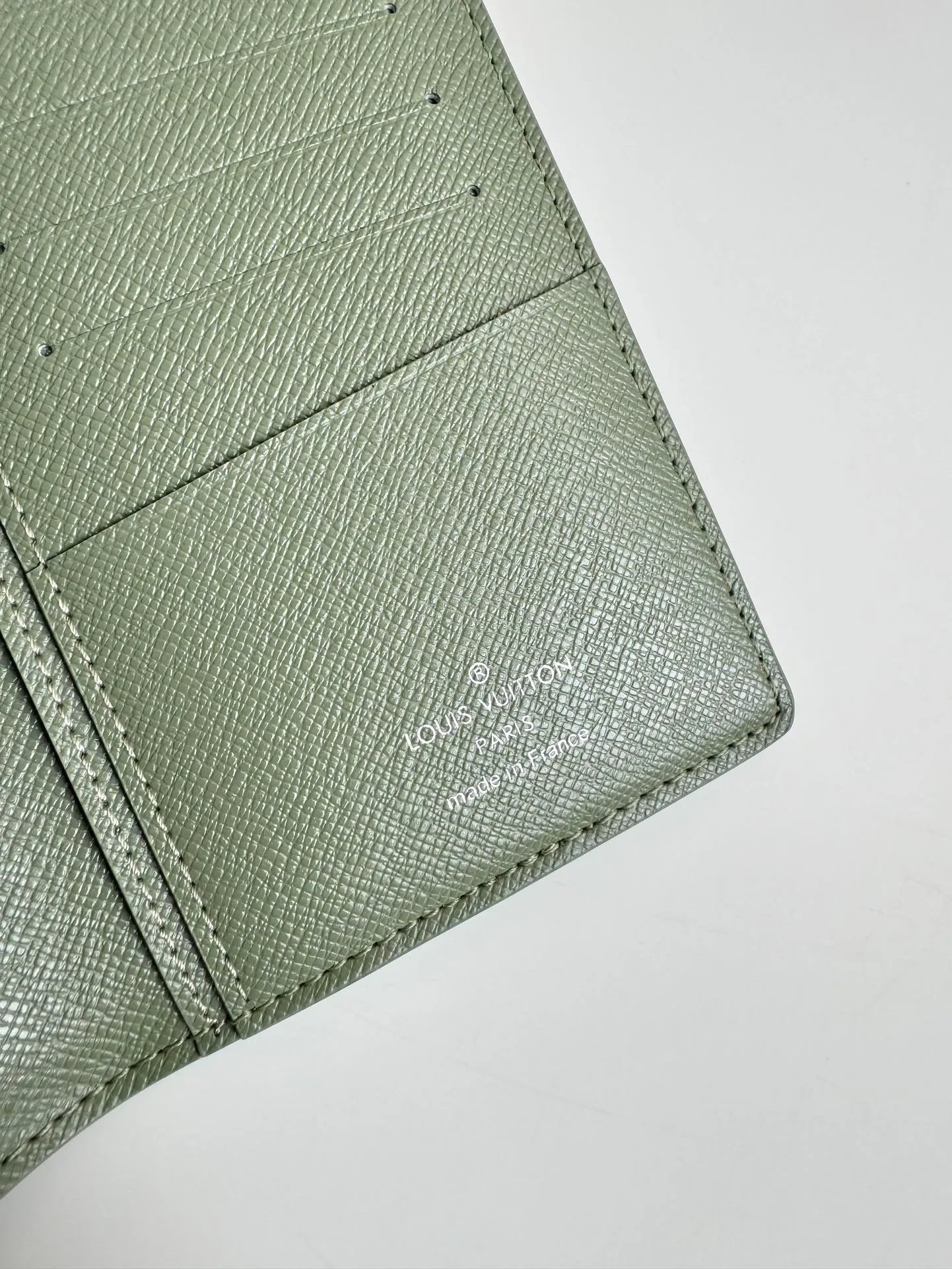 P420🇫🇷Exclusive real shot of overseas original M11546 gradient military green! This Brazza wallet is made from Monogram Gradient coated canvas, with a gradient effect that elegantly depicts the gradual dissipation of the Monogram pattern. Card slots, compartments and a zippered coin compartment reflect functionality. Size: 19×10×2cm