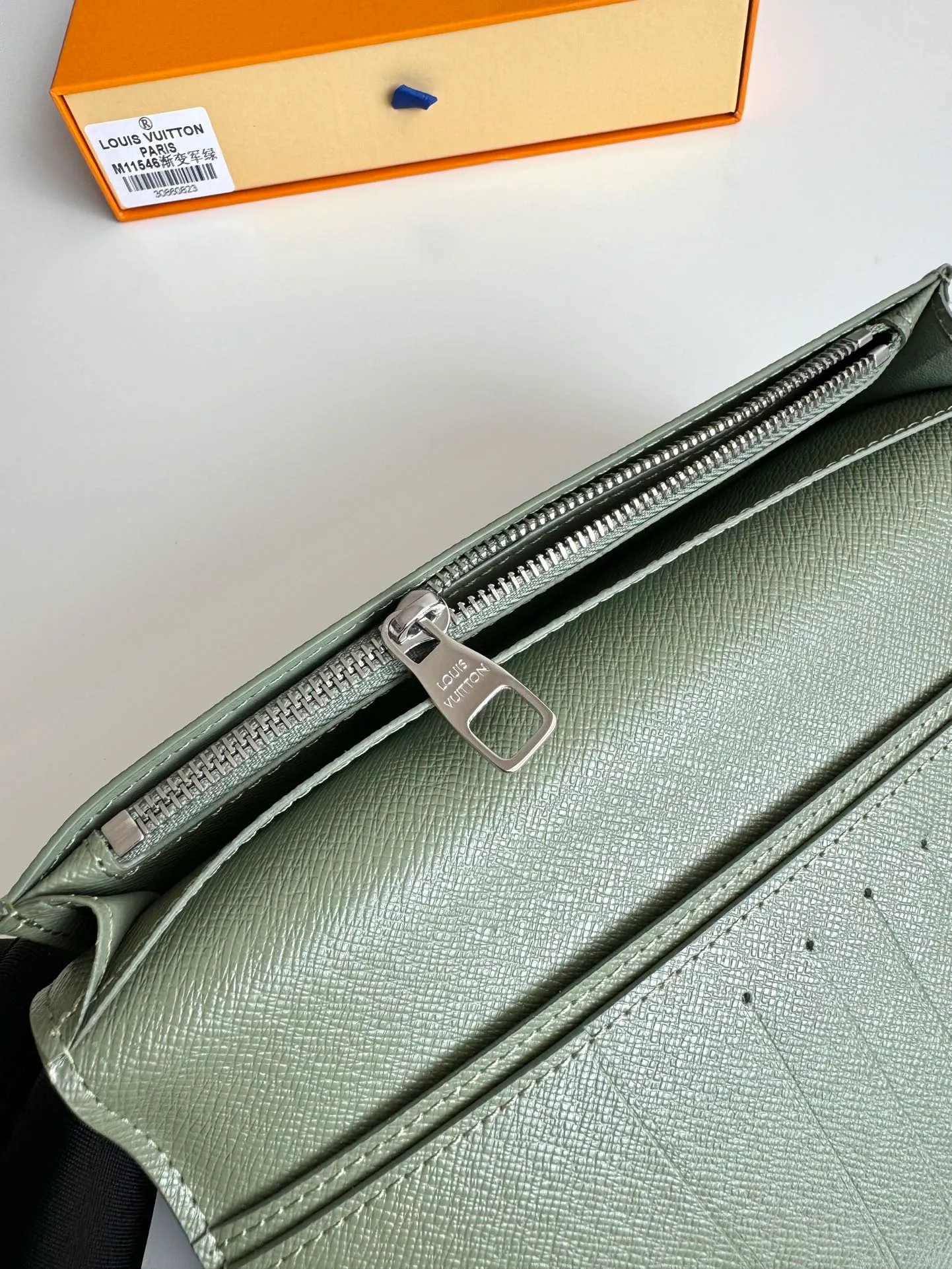 P420🇫🇷Exclusive real shot of overseas original M11546 gradient military green! This Brazza wallet is made from Monogram Gradient coated canvas, with a gradient effect that elegantly depicts the gradual dissipation of the Monogram pattern. Card slots, compartments and a zippered coin compartment reflect functionality. Size: 19×10×2cm