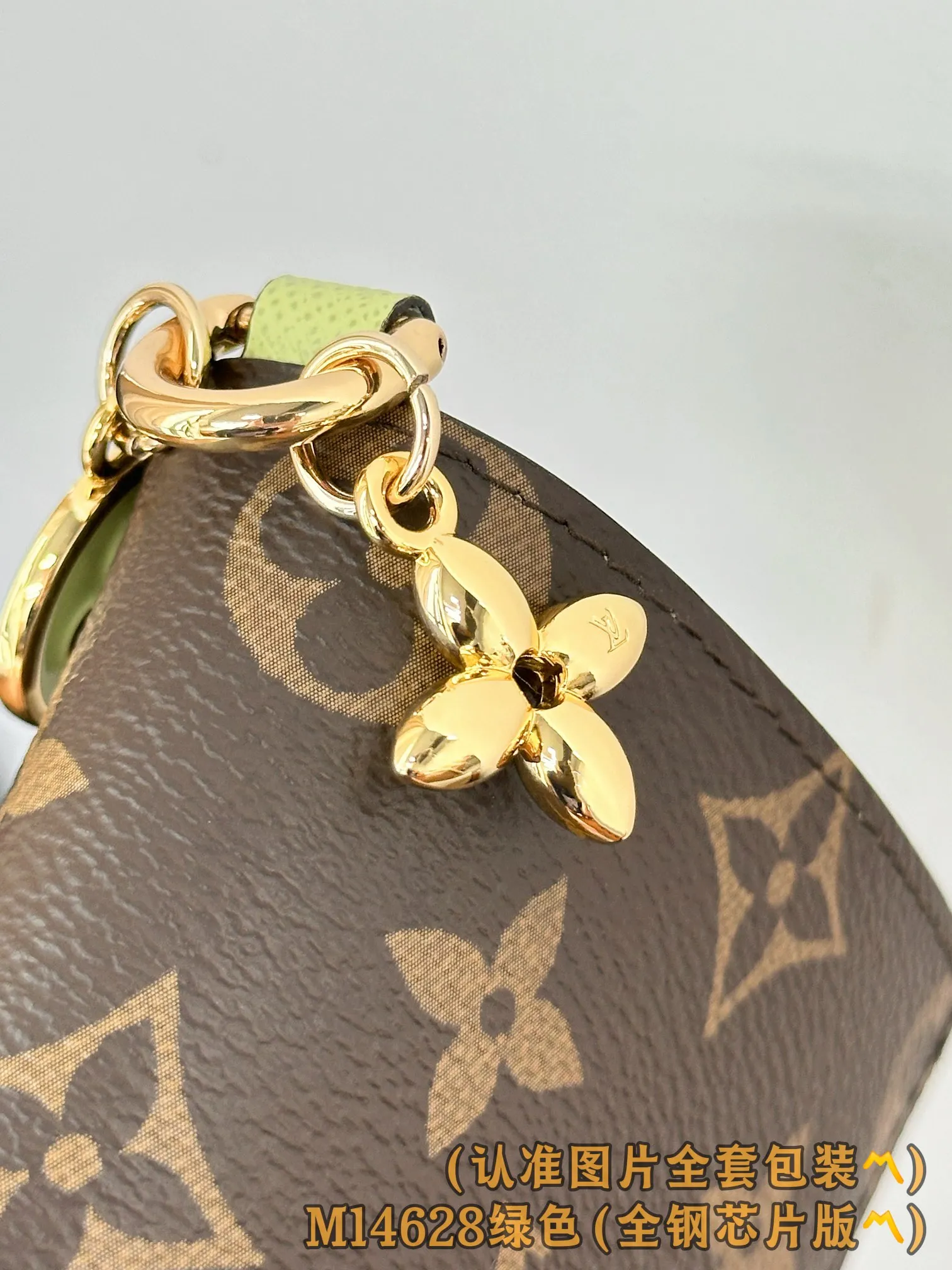 M14628 Green (〽️Grade A all-steel〽️) personalized customized version! 163 code change! LV Charms pocket wallet, this compact LV Charms pocket wallet shows the perfect balance of classic and modern style. The wallet is made of iconic Monogram canvas and lined with bright contrasting leather. This practical yet playful design features an enamel charm and a metal charm, both decorated with the brand's signature Monogram floral pattern. The wallet can store banknotes, change and three business cards.  9 x 10 x 2.5 cm (length x height x width) 💰580