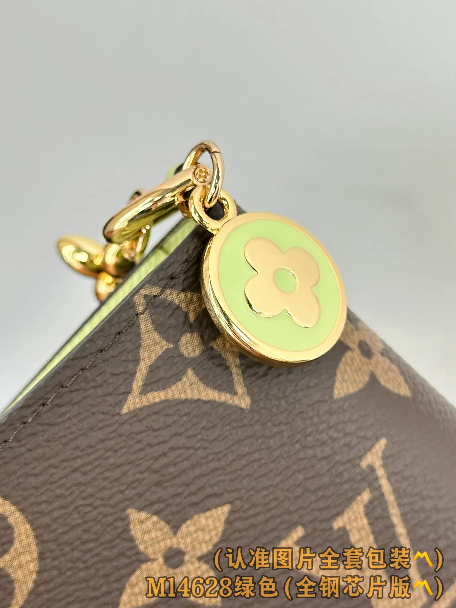 M14628 Green (〽️Grade A all-steel〽️) personalized customized version! 163 code change! LV Charms pocket wallet, this compact LV Charms pocket wallet shows the perfect balance of classic and modern style. The wallet is made of iconic Monogram canvas and lined with bright contrasting leather. This practical yet playful design features an enamel charm and a metal charm, both decorated with the brand's signature Monogram floral pattern. The wallet can store banknotes, change and three business cards.  9 x 10 x 2.5 cm (length x height x width) 💰580