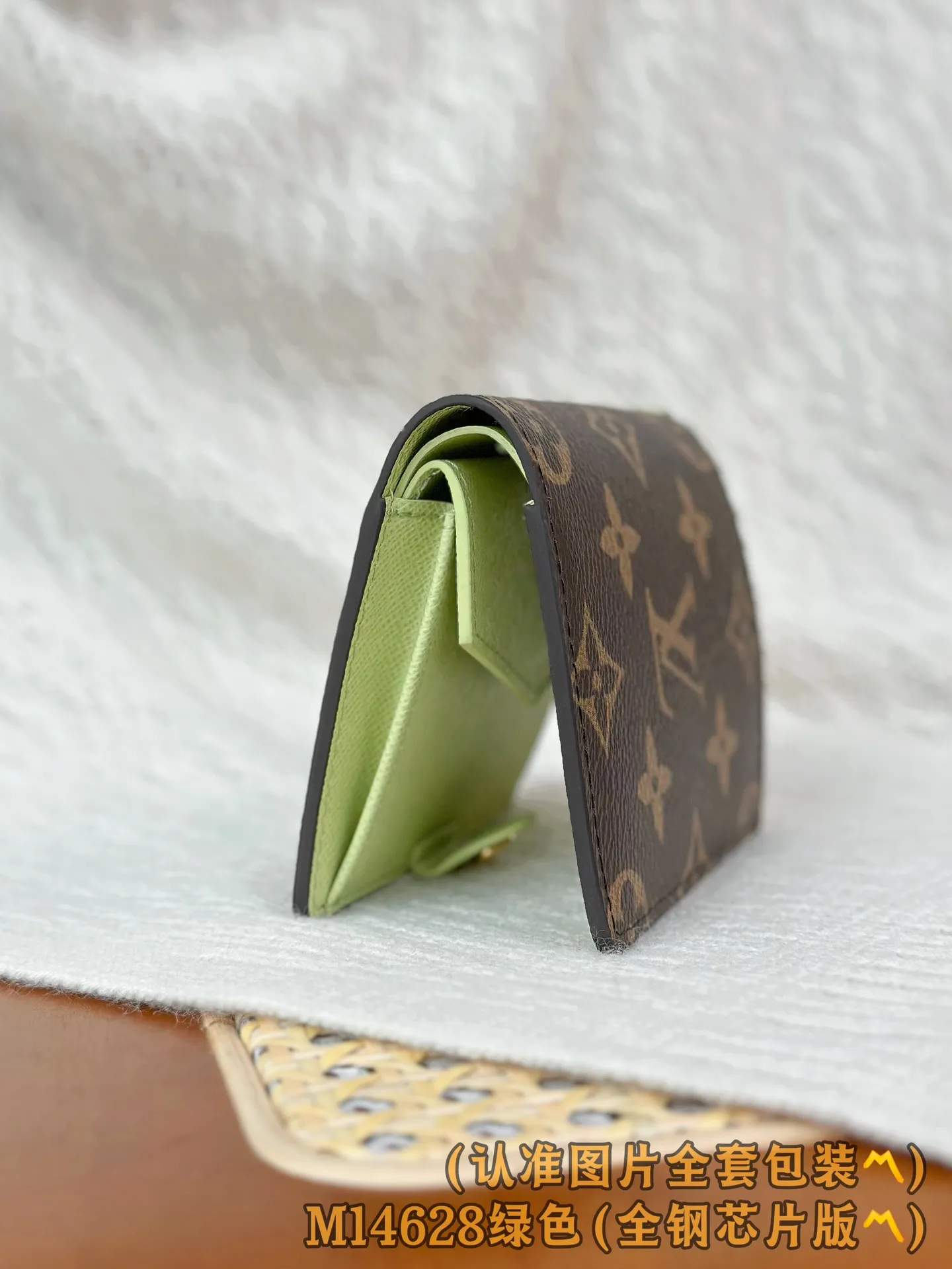 M14628 Green (〽️Grade A all-steel〽️) personalized customized version! 163 code change! LV Charms pocket wallet, this compact LV Charms pocket wallet shows the perfect balance of classic and modern style. The wallet is made of iconic Monogram canvas and lined with bright contrasting leather. This practical yet playful design features an enamel charm and a metal charm, both decorated with the brand's signature Monogram floral pattern. The wallet can store banknotes, change and three business cards.  9 x 10 x 2.5 cm (length x height x width) 💰580