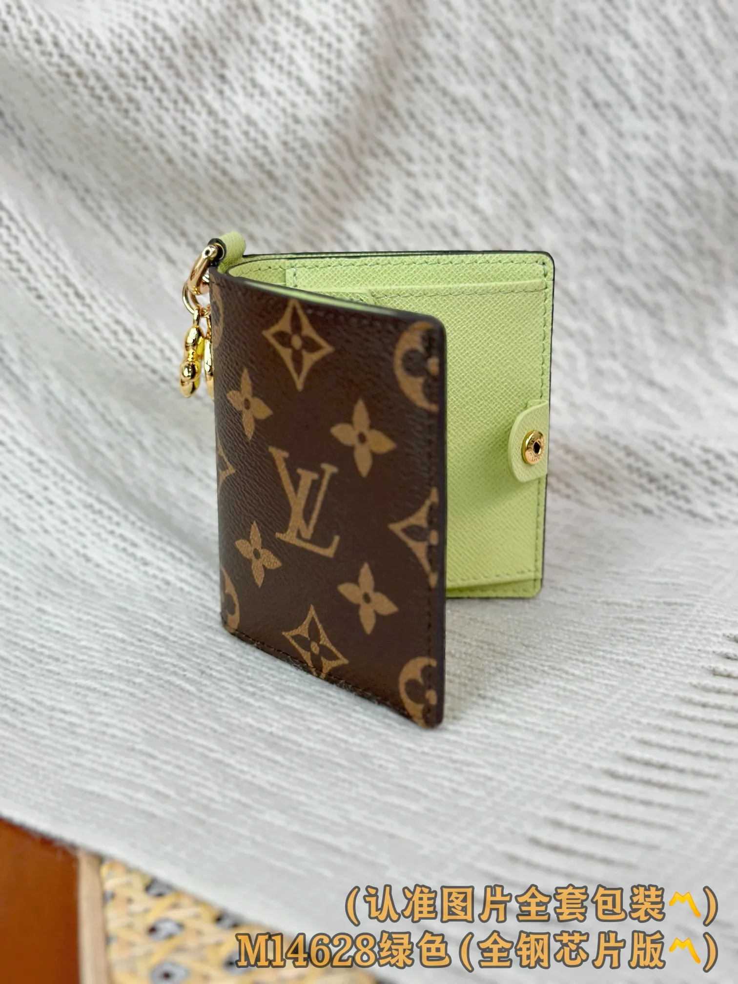 M14628 Green (〽️Grade A all-steel〽️) personalized customized version! 163 code change! LV Charms pocket wallet, this compact LV Charms pocket wallet shows the perfect balance of classic and modern style. The wallet is made of iconic Monogram canvas and lined with bright contrasting leather. This practical yet playful design features an enamel charm and a metal charm, both decorated with the brand's signature Monogram floral pattern. The wallet can store banknotes, change and three business cards.  9 x 10 x 2.5 cm (length x height x width) 💰580
