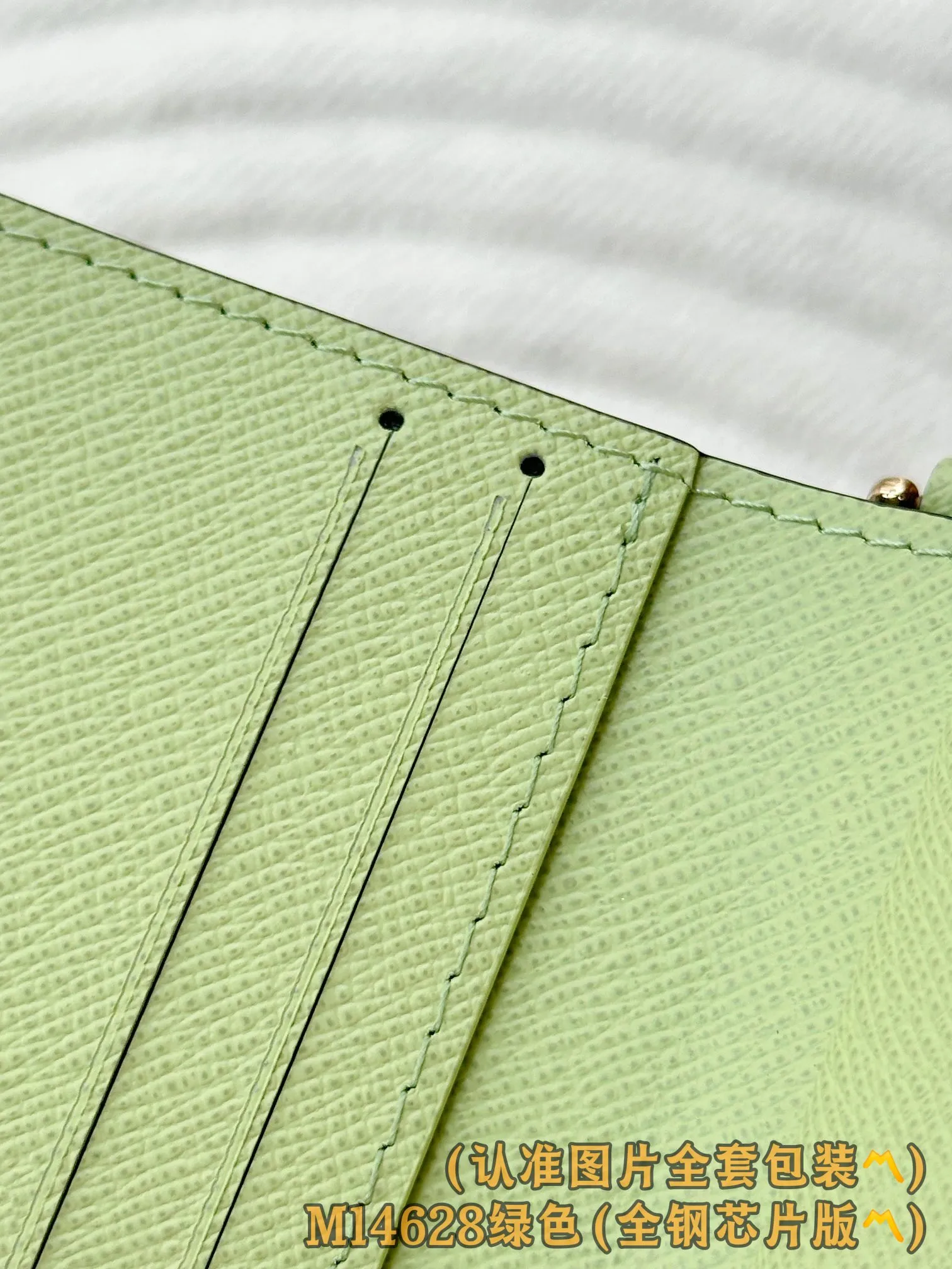 M14628 Green (〽️Grade A all-steel〽️) personalized customized version! 163 code change! LV Charms pocket wallet, this compact LV Charms pocket wallet shows the perfect balance of classic and modern style. The wallet is made of iconic Monogram canvas and lined with bright contrasting leather. This practical yet playful design features an enamel charm and a metal charm, both decorated with the brand's signature Monogram floral pattern. The wallet can store banknotes, change and three business cards.  9 x 10 x 2.5 cm (length x height x width) 💰580