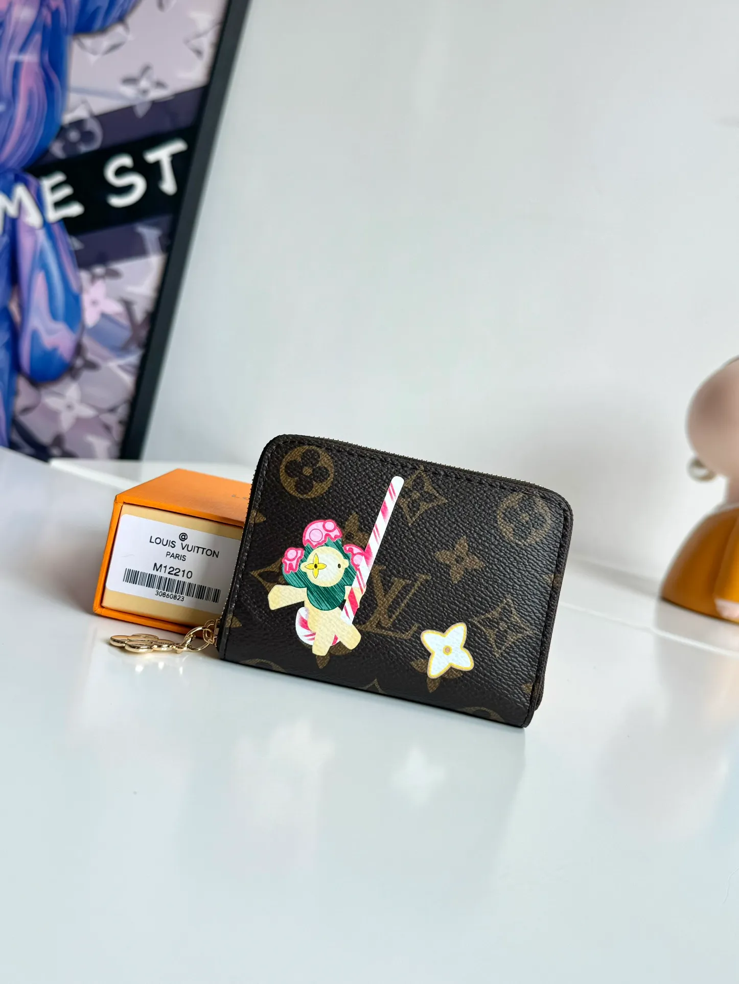 P380🇫🇷Exclusive real shot of overseas original M12210! This zippered coin purse is the ideal choice for urbanites. The bag is compact and can be used to hold change, credit cards and folded banknotes. Even if the pockets on your body are small, you can easily fit it into it. Size: 11×8×2cm
