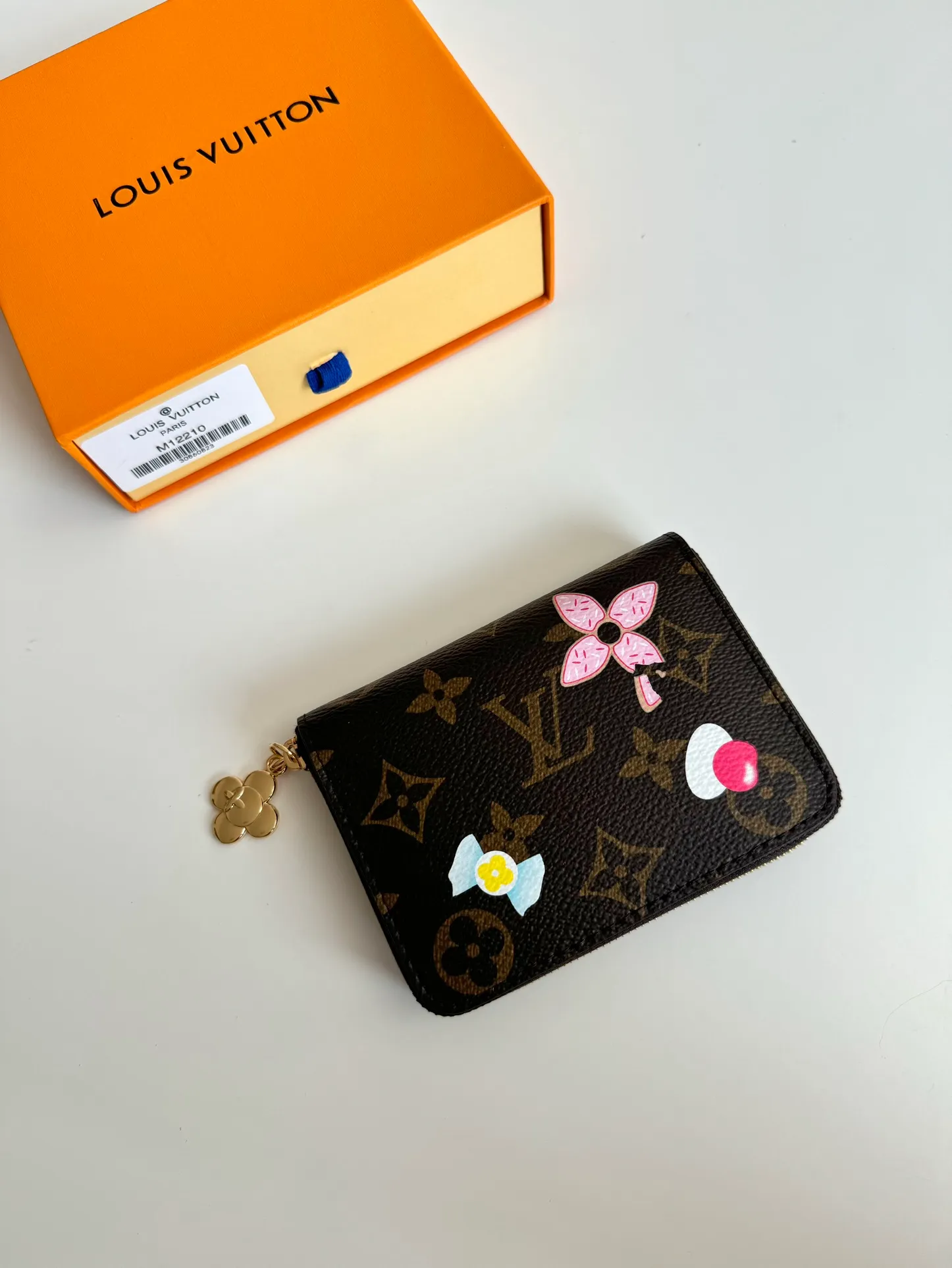 P380🇫🇷Exclusive real shot of overseas original M12210! This zippered coin purse is the ideal choice for urbanites. The bag is compact and can be used to hold change, credit cards and folded banknotes. Even if the pockets on your body are small, you can easily fit it into it. Size: 11×8×2cm