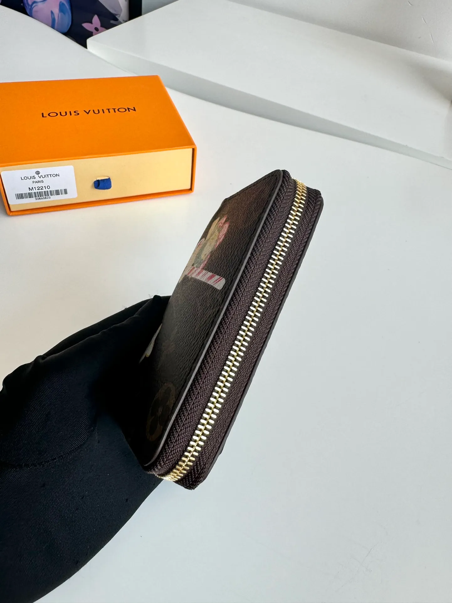 P380🇫🇷Exclusive real shot of overseas original M12210! This zippered coin purse is the ideal choice for urbanites. The bag is compact and can be used to hold change, credit cards and folded banknotes. Even if the pockets on your body are small, you can easily fit it into it. Size: 11×8×2cm