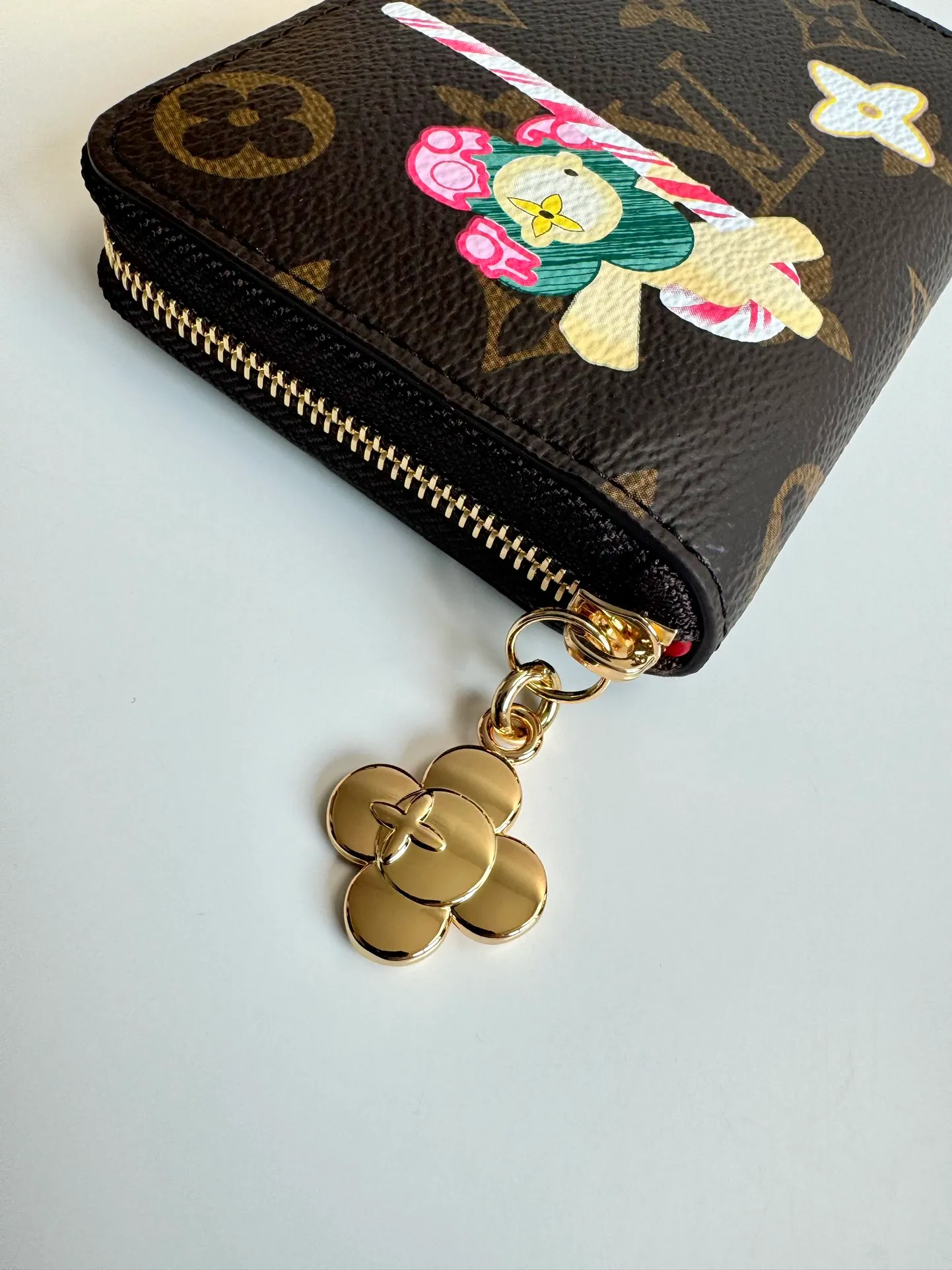 P380🇫🇷Exclusive real shot of overseas original M12210! This zippered coin purse is the ideal choice for urbanites. The bag is compact and can be used to hold change, credit cards and folded banknotes. Even if the pockets on your body are small, you can easily fit it into it. Size: 11×8×2cm