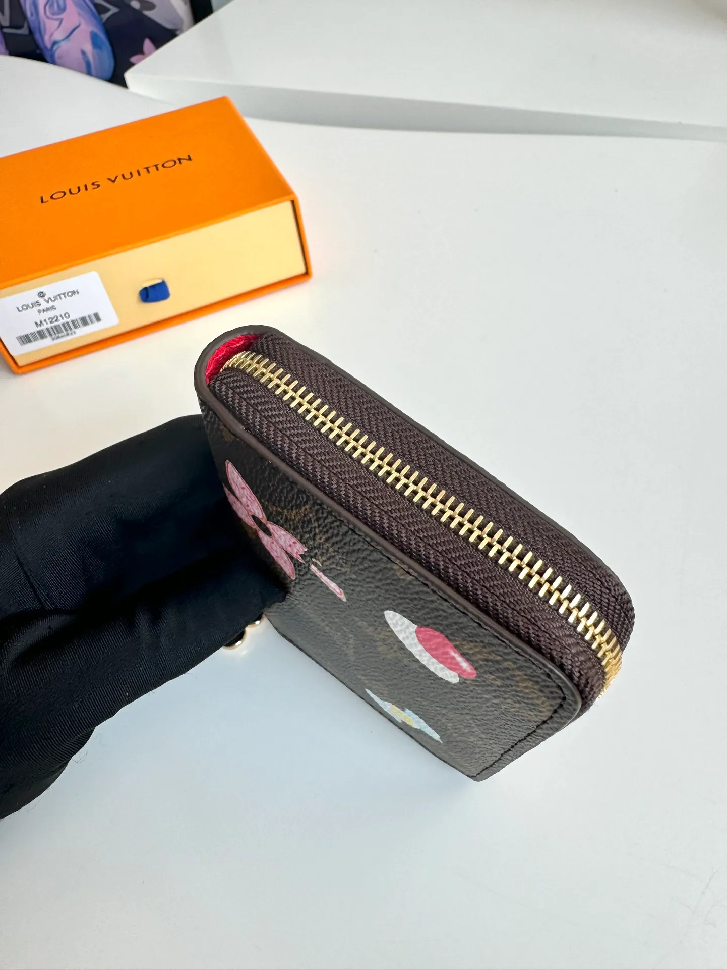 P380🇫🇷Exclusive real shot of overseas original M12210! This zippered coin purse is the ideal choice for urbanites. The bag is compact and can be used to hold change, credit cards and folded banknotes. Even if the pockets on your body are small, you can easily fit it into it. Size: 11×8×2cm