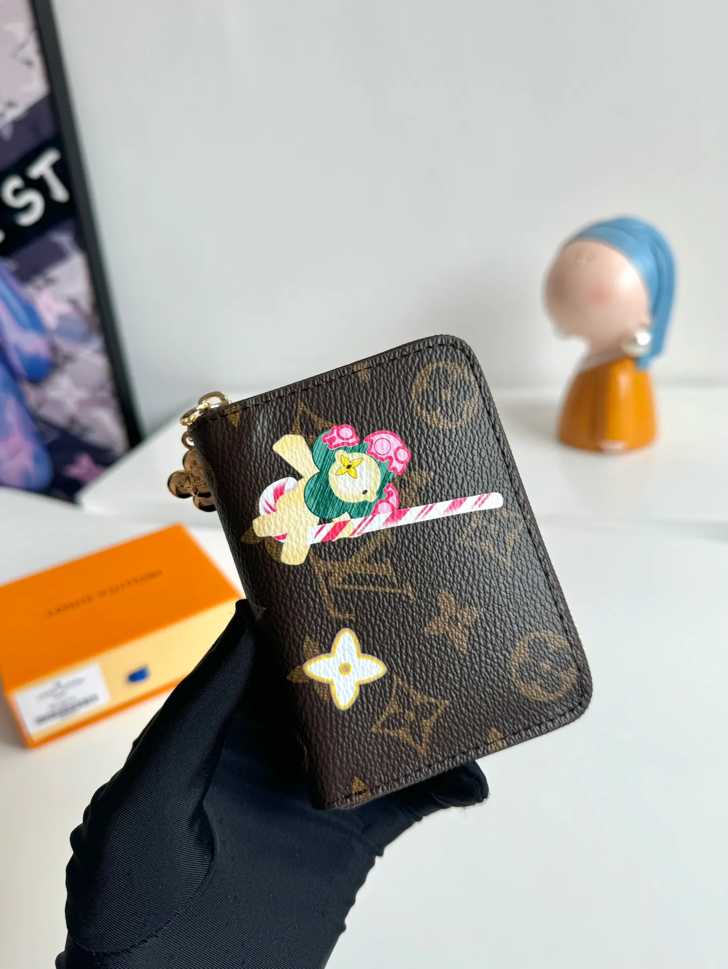 P380🇫🇷Exclusive real shot of overseas original M12210! This zippered coin purse is the ideal choice for urbanites. The bag is compact and can be used to hold change, credit cards and folded banknotes. Even if the pockets on your body are small, you can easily fit it into it. Size: 11×8×2cm