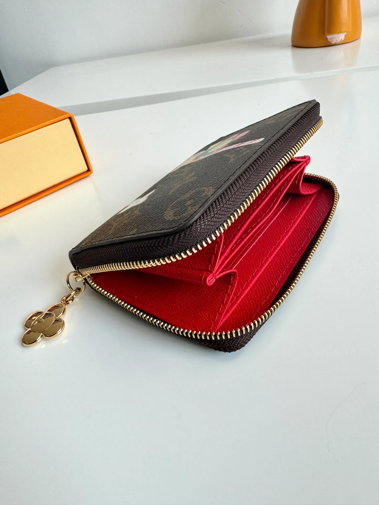 P380🇫🇷Exclusive real shot of overseas original M12210! This zippered coin purse is the ideal choice for urbanites. The bag is compact and can be used to hold change, credit cards and folded banknotes. Even if the pockets on your body are small, you can easily fit it into it. Size: 11×8×2cm