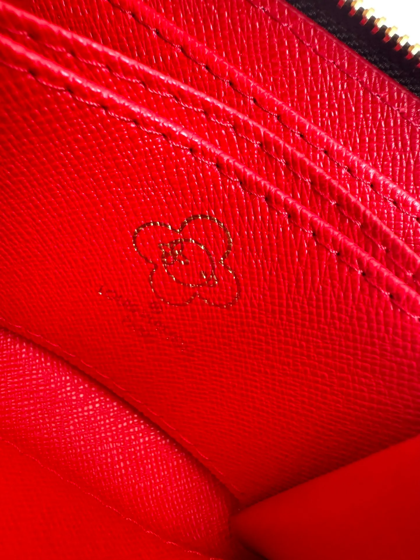 P380🇫🇷Exclusive real shot of overseas original M12210! This zippered coin purse is the ideal choice for urbanites. The bag is compact and can be used to hold change, credit cards and folded banknotes. Even if the pockets on your body are small, you can easily fit it into it. Size: 11×8×2cm