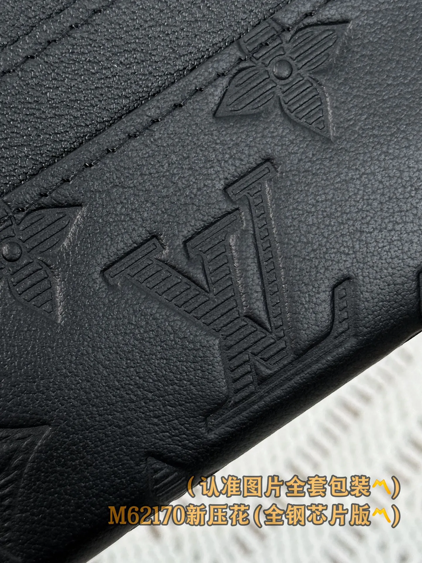M62170 New embossed (〽️Grade A all-steel〽️) personalized customized version! Double Business Card Holder. This elegant business card holder is embellished with two-tone Monogram Shadow calfskin for a modern feel. The small, carefully crafted accessory fits easily into all pockets and is designed with four compartments and a center pocket for credit cards, business cards and transit cards.  11 x 7 x 1.5 cm (length x height x width). Special grade 220