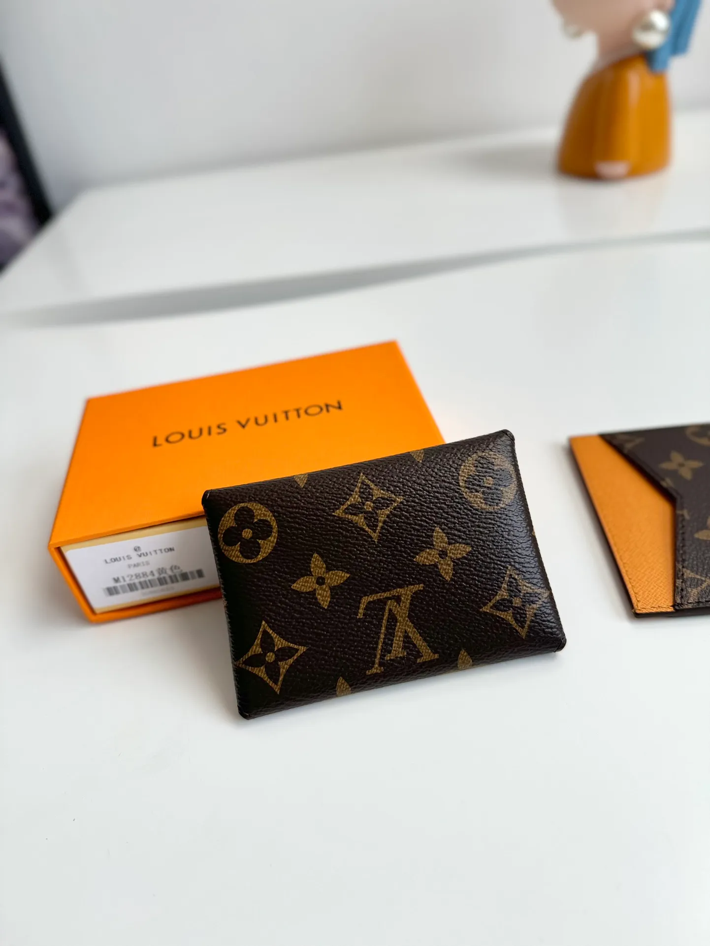 P340🇫🇷Exclusive real shot of overseas original single M12791! This card holder renews the envelope-like structure of the original Kirigami Pochette clutch, adding a new twist to the Colormania collection. Monogram canvas is combined with a bright leather lining and glossy snap buttons, and the two-in-one compartment can be used separately. Size: 11×7.5×1.5cm
