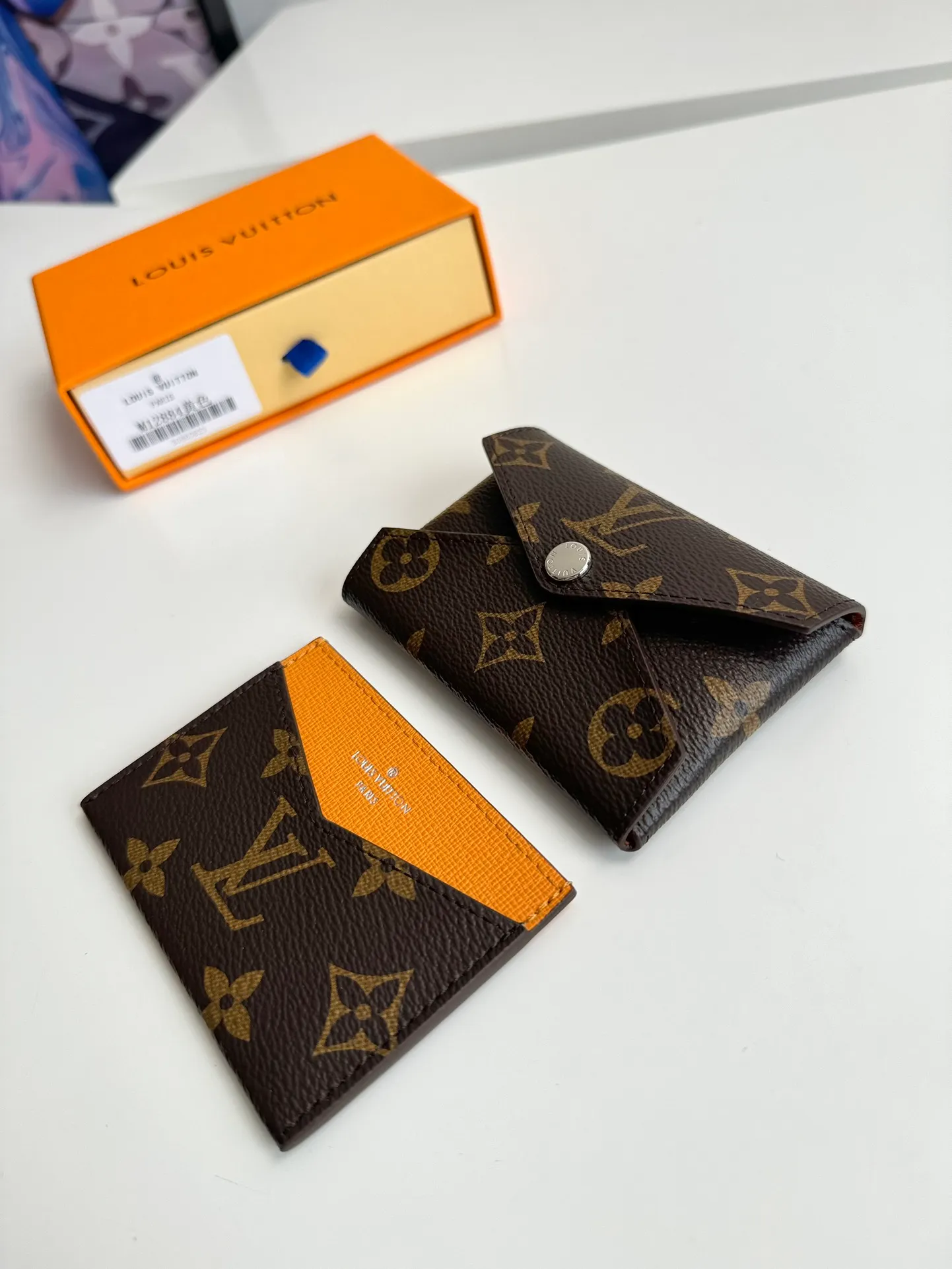P340🇫🇷Exclusive real shot of overseas original single M12791! This card holder renews the envelope-like structure of the original Kirigami Pochette clutch, adding a new twist to the Colormania collection. Monogram canvas is combined with a bright leather lining and glossy snap buttons, and the two-in-one compartment can be used separately. Size: 11×7.5×1.5cm