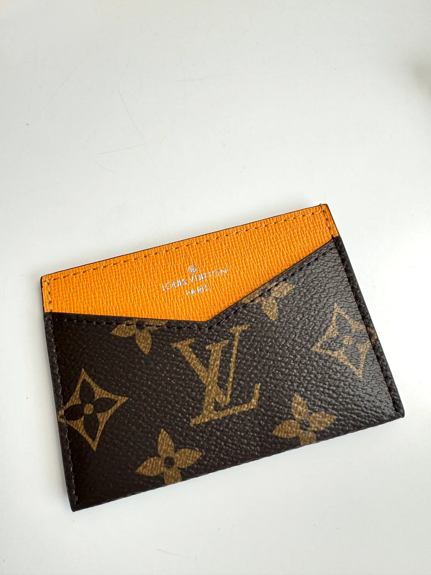 P340🇫🇷Exclusive real shot of overseas original single M12791! This card holder renews the envelope-like structure of the original Kirigami Pochette clutch, adding a new twist to the Colormania collection. Monogram canvas is combined with a bright leather lining and glossy snap buttons, and the two-in-one compartment can be used separately. Size: 11×7.5×1.5cm