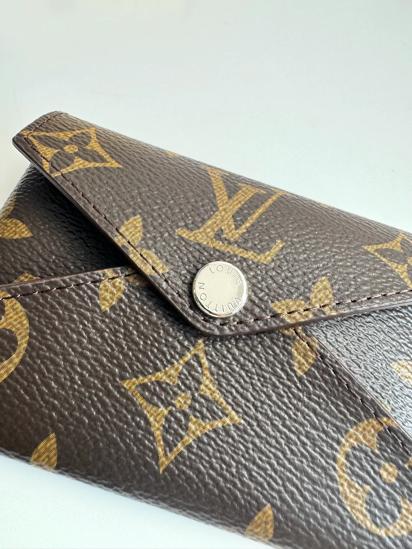 P340🇫🇷Exclusive real shot of overseas original single M12791! This card holder renews the envelope-like structure of the original Kirigami Pochette clutch, adding a new twist to the Colormania collection. Monogram canvas is combined with a bright leather lining and glossy snap buttons, and the two-in-one compartment can be used separately. Size: 11×7.5×1.5cm