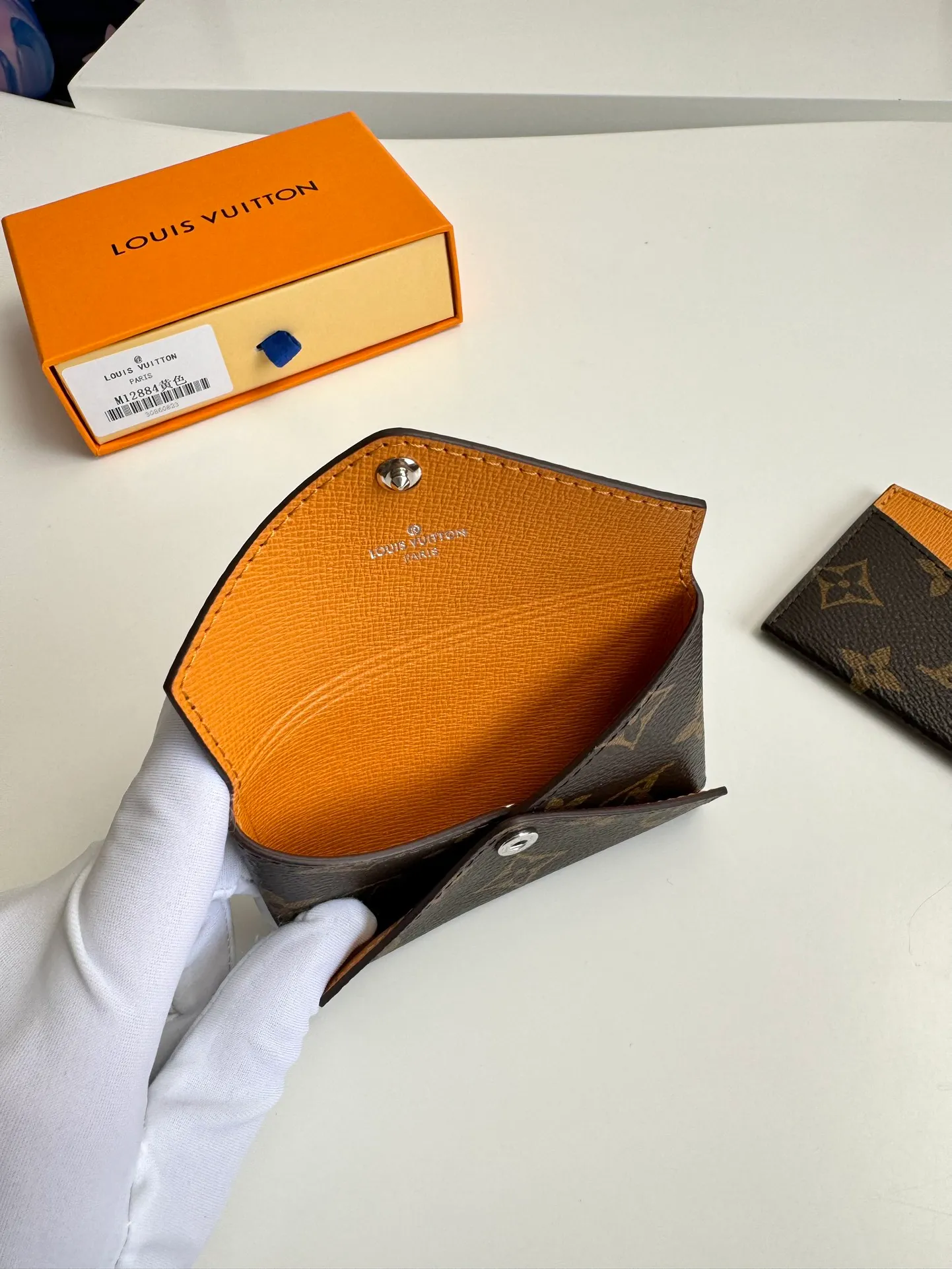 P340🇫🇷Exclusive real shot of overseas original single M12791! This card holder renews the envelope-like structure of the original Kirigami Pochette clutch, adding a new twist to the Colormania collection. Monogram canvas is combined with a bright leather lining and glossy snap buttons, and the two-in-one compartment can be used separately. Size: 11×7.5×1.5cm