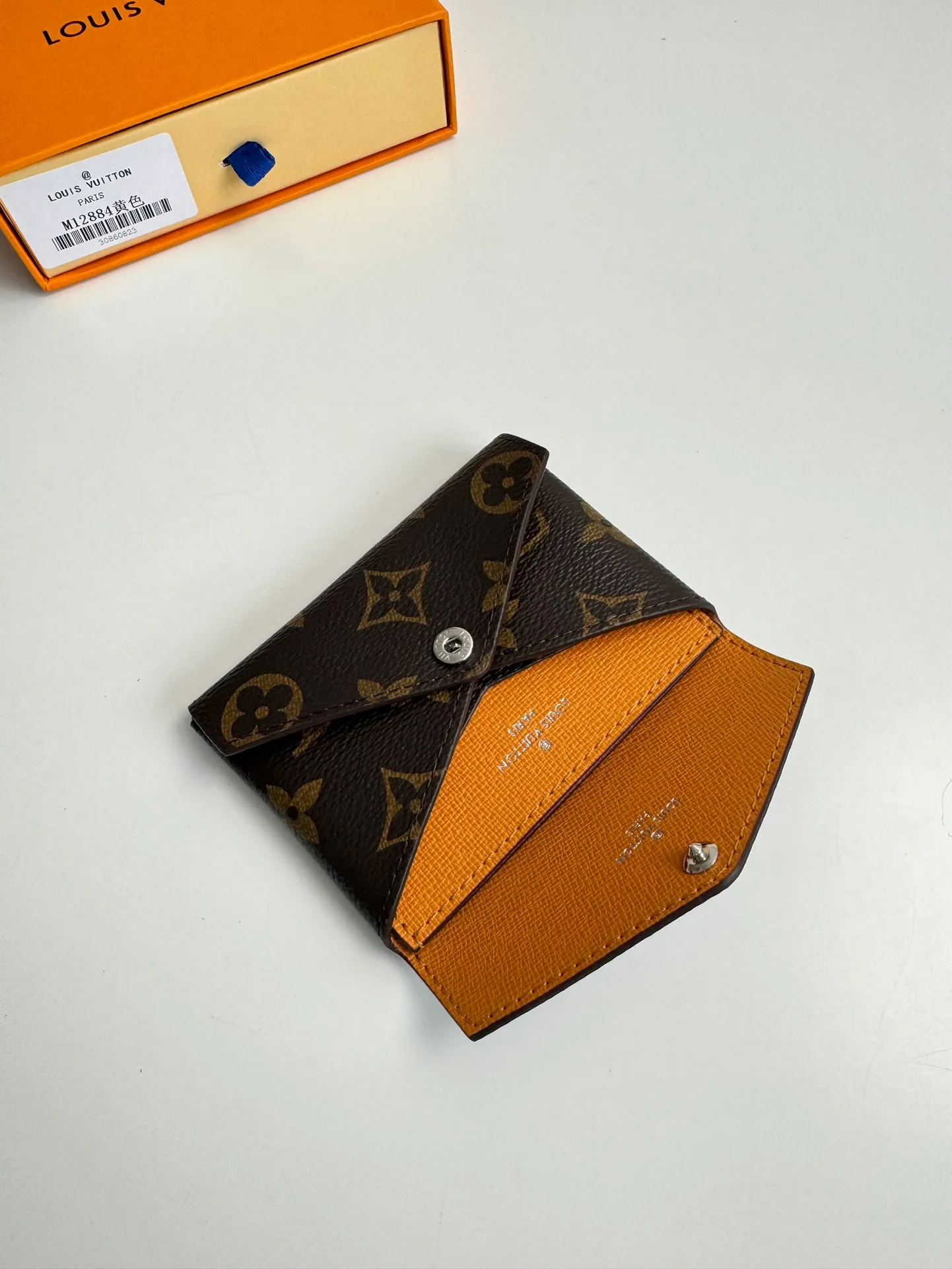 P340🇫🇷Exclusive real shot of overseas original single M12791! This card holder renews the envelope-like structure of the original Kirigami Pochette clutch, adding a new twist to the Colormania collection. Monogram canvas is combined with a bright leather lining and glossy snap buttons, and the two-in-one compartment can be used separately. Size: 11×7.5×1.5cm