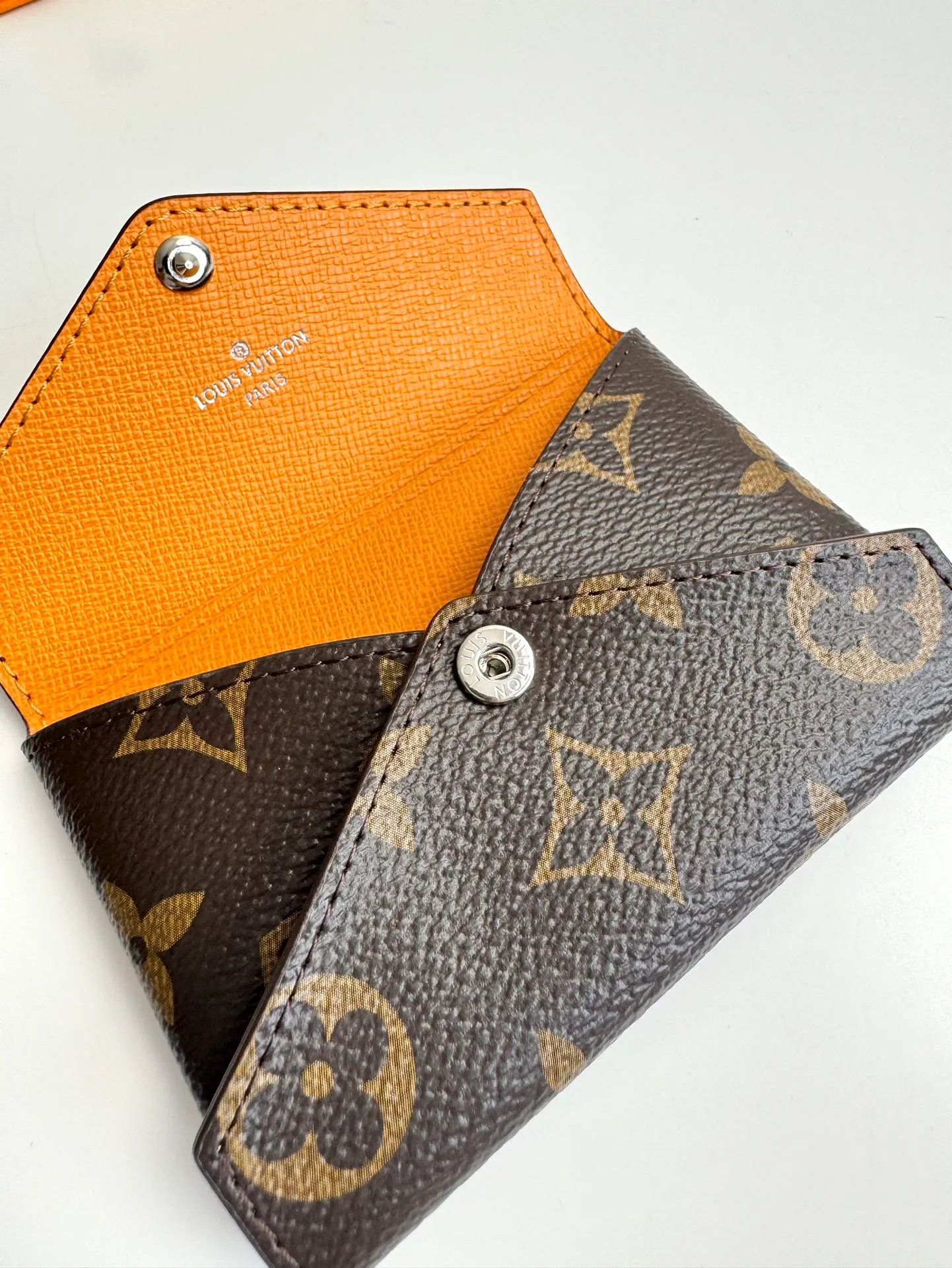 P340🇫🇷Exclusive real shot of overseas original single M12791! This card holder renews the envelope-like structure of the original Kirigami Pochette clutch, adding a new twist to the Colormania collection. Monogram canvas is combined with a bright leather lining and glossy snap buttons, and the two-in-one compartment can be used separately. Size: 11×7.5×1.5cm
