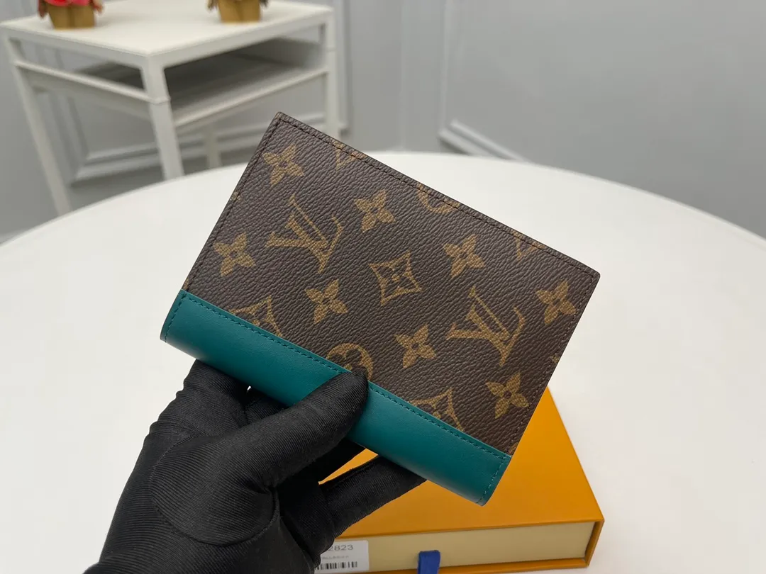 [Top original order] M12823 Green Passport 👏👏 The classic items of the manor are decorated with single-frame Macassar canvas into the "Kuvert Paspol NM" with an exquisite atmosphere. Trimmed and lined in colored leather, the "Louis Vuitton Color Mania" collection has a unique design appeal. Dimensions: 10 x 14 x 2.5 cm. 🎁🎁280💰.