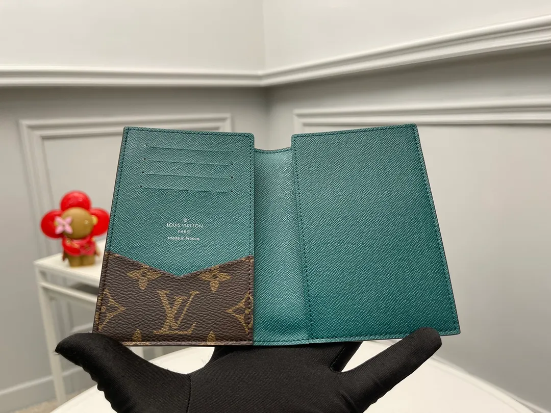 [Top original order] M12823 Green Passport 👏👏 The classic items of the manor are decorated with single-frame Macassar canvas into the "Kuvert Paspol NM" with an exquisite atmosphere. Trimmed and lined in colored leather, the "Louis Vuitton Color Mania" collection has a unique design appeal. Dimensions: 10 x 14 x 2.5 cm. 🎁🎁280💰.