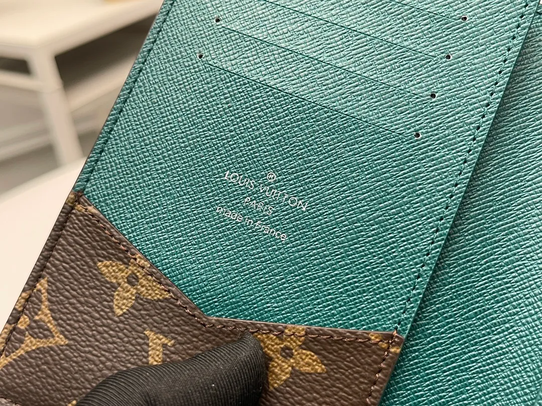 [Top original order] M12823 Green Passport 👏👏 The classic items of the manor are decorated with single-frame Macassar canvas into the "Kuvert Paspol NM" with an exquisite atmosphere. Trimmed and lined in colored leather, the "Louis Vuitton Color Mania" collection has a unique design appeal. Dimensions: 10 x 14 x 2.5 cm. 🎁🎁280💰.