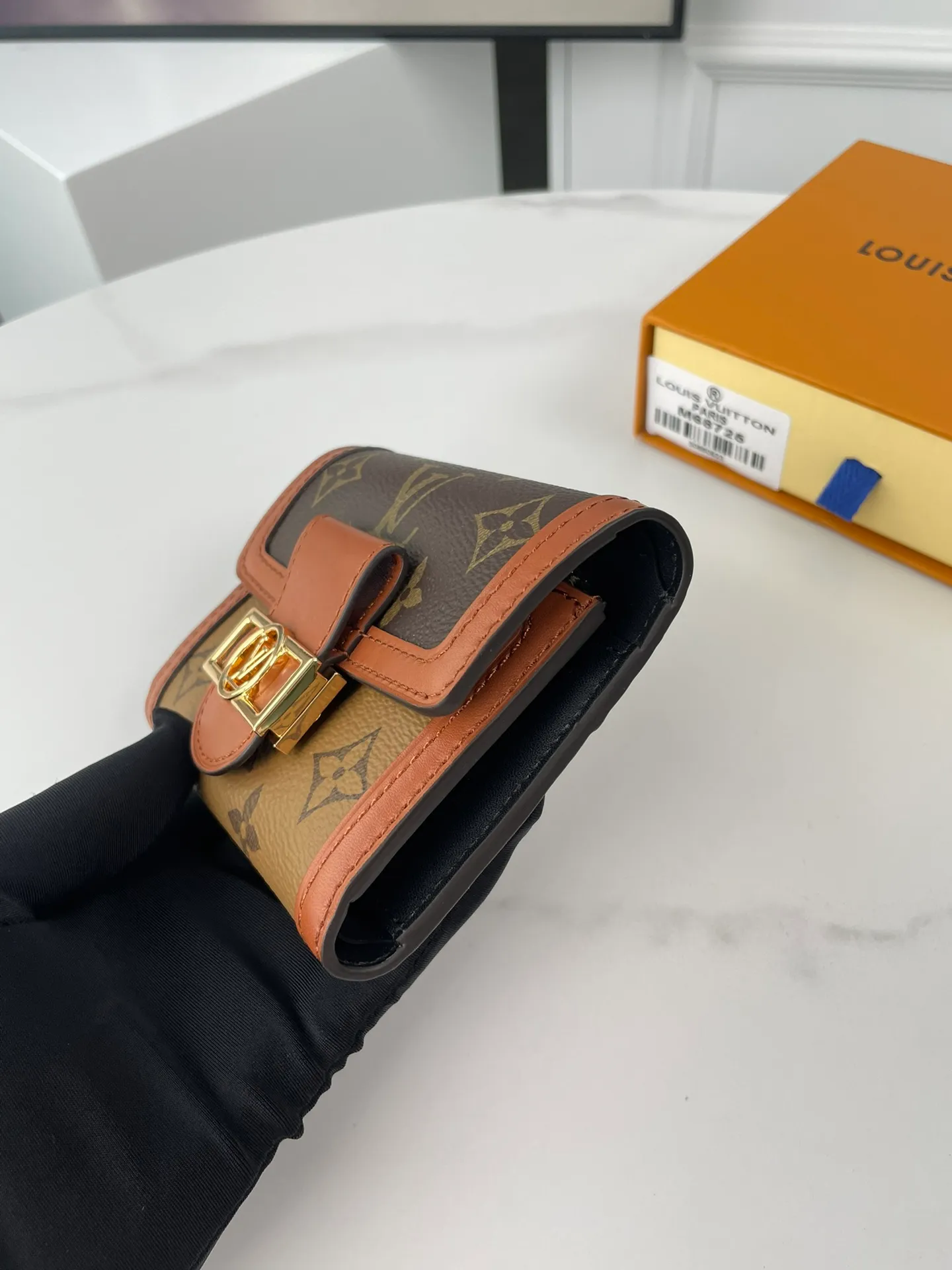 P540🇫🇷Exclusive real shot of overseas original single M68725! The Dauphine short wallet references the design of the classic Dauphine handbag, made of Monogram canvas and Monogram Reverse canvas, with elegant calfskin trim, embellishment with the iconic elements of the Dauphine series. Size: 12×9.5×3.5cm