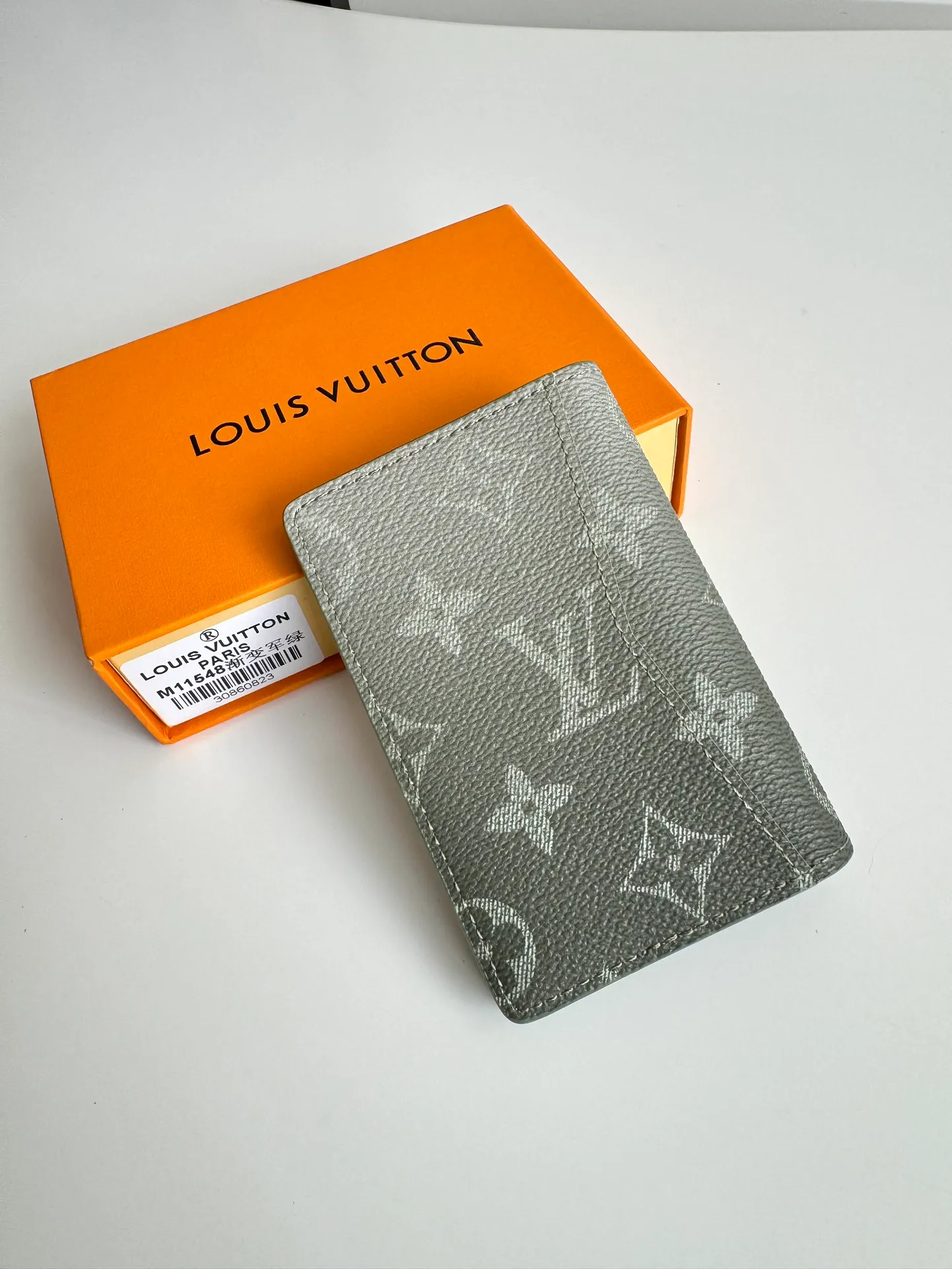 P300🇫🇷Exclusive real shot of overseas original M11548 gradient military green! This pocket wallet is made of Monogram Gradient canvas, and the classic design is updated with the Monogram pattern that gradually disappears upward. It has a card compartment and an inner pocket, and an outer patch pocket at the rear adds functionality. Size: 11×7.5cm