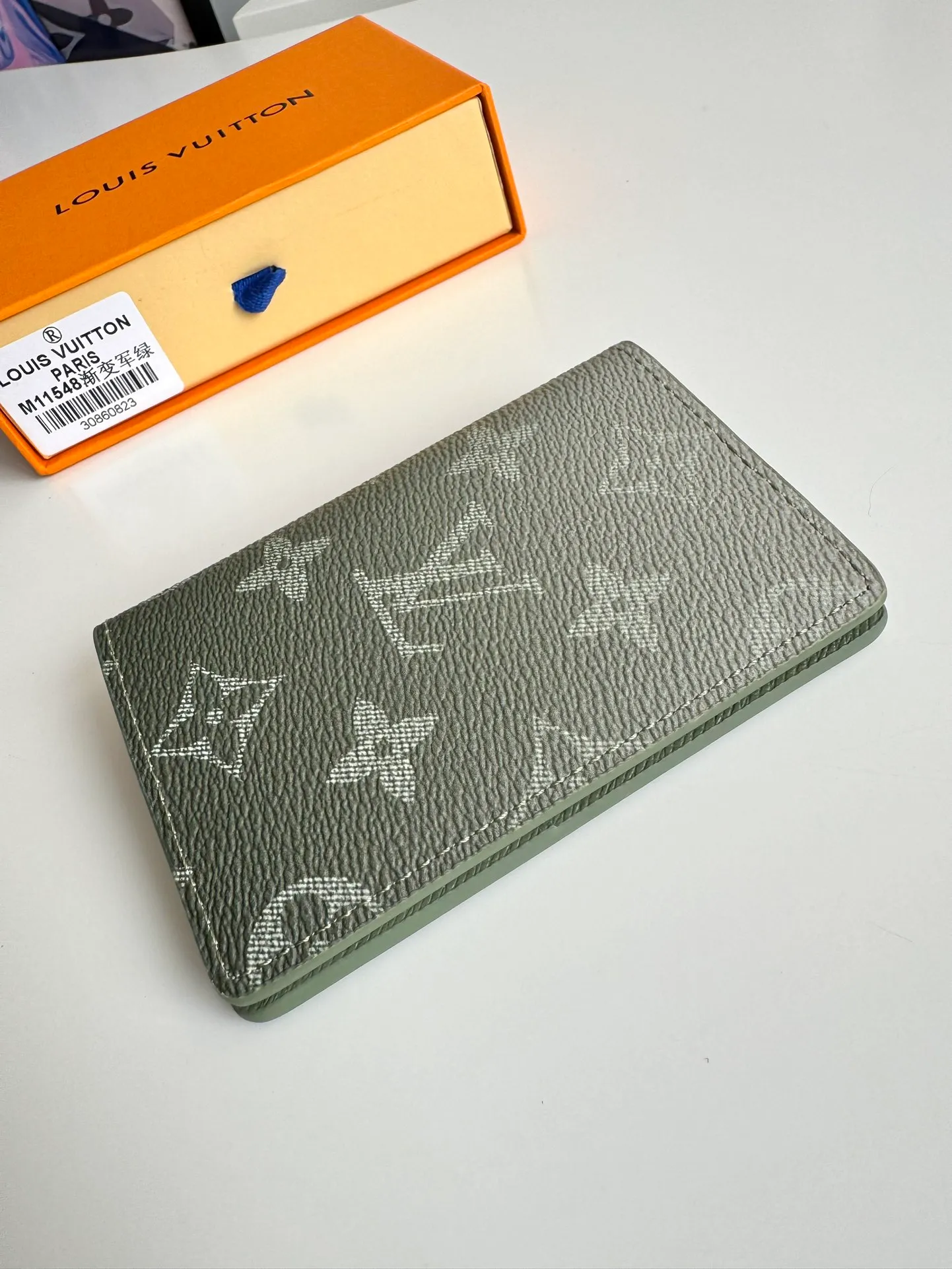 P300🇫🇷Exclusive real shot of overseas original M11548 gradient military green! This pocket wallet is made of Monogram Gradient canvas, and the classic design is updated with the Monogram pattern that gradually disappears upward. It has a card compartment and an inner pocket, and an outer patch pocket at the rear adds functionality. Size: 11×7.5cm
