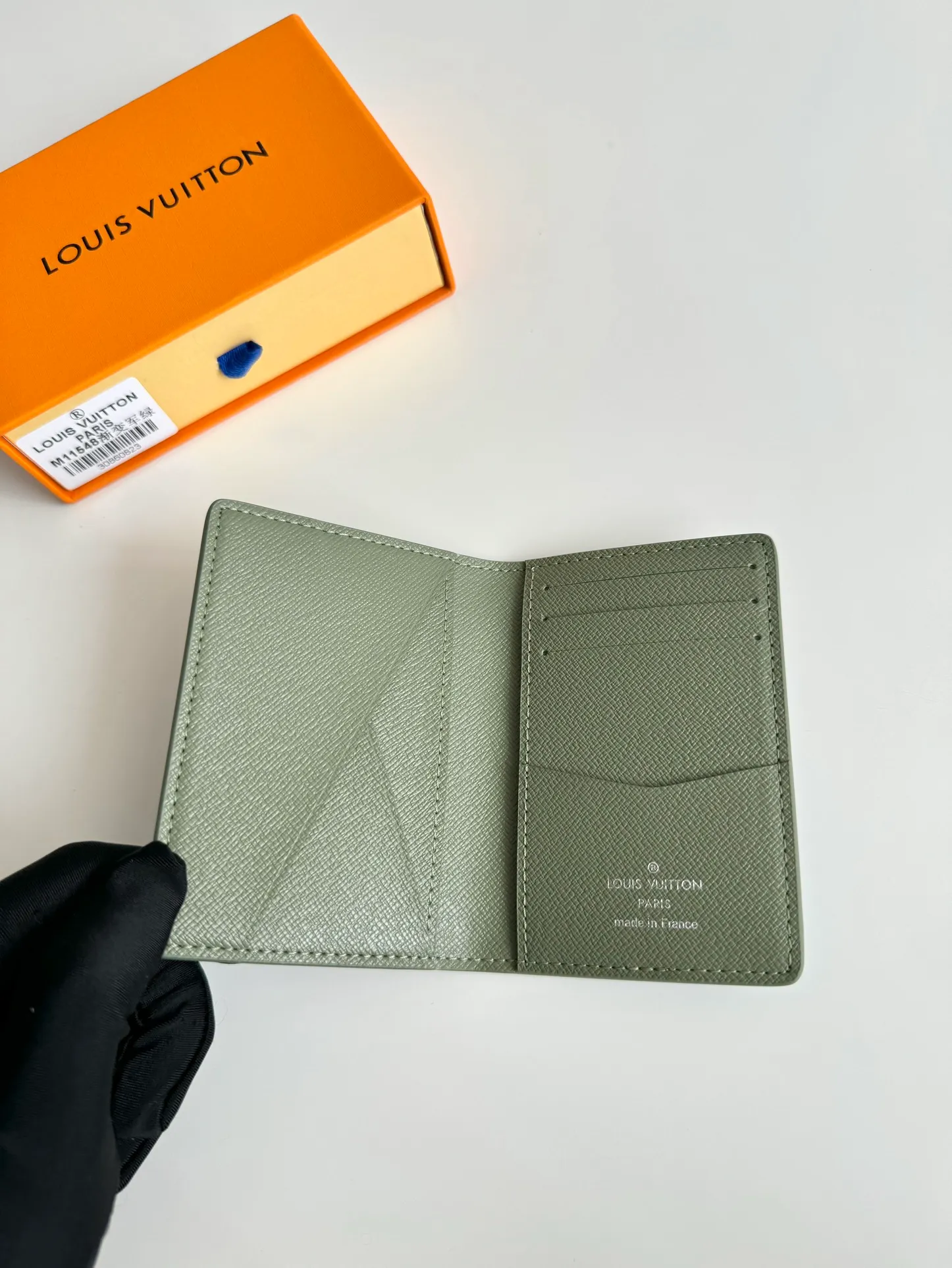 P300🇫🇷Exclusive real shot of overseas original M11548 gradient military green! This pocket wallet is made of Monogram Gradient canvas, and the classic design is updated with the Monogram pattern that gradually disappears upward. It has a card compartment and an inner pocket, and an outer patch pocket at the rear adds functionality. Size: 11×7.5cm