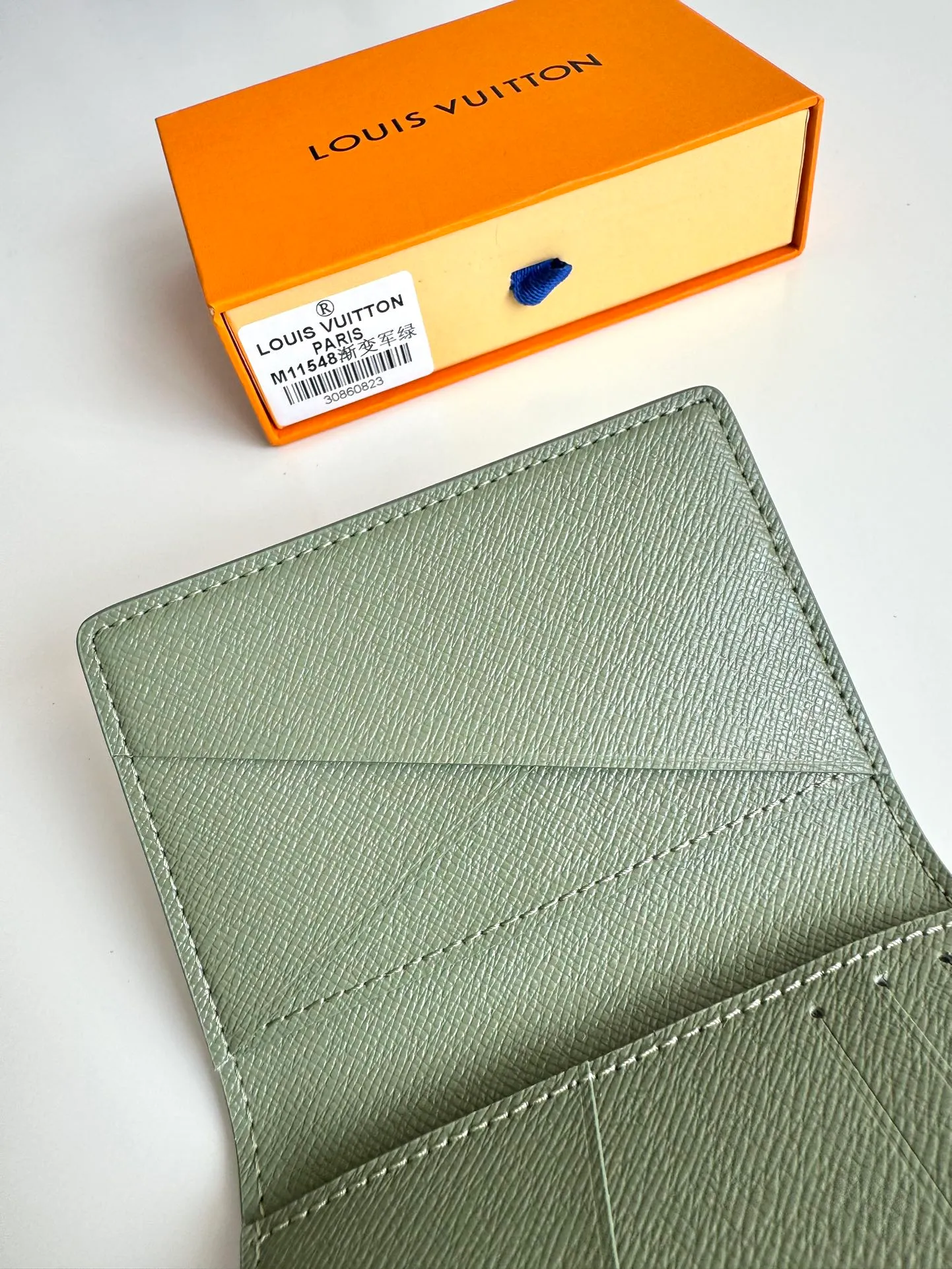 P300🇫🇷Exclusive real shot of overseas original M11548 gradient military green! This pocket wallet is made of Monogram Gradient canvas, and the classic design is updated with the Monogram pattern that gradually disappears upward. It has a card compartment and an inner pocket, and an outer patch pocket at the rear adds functionality. Size: 11×7.5cm
