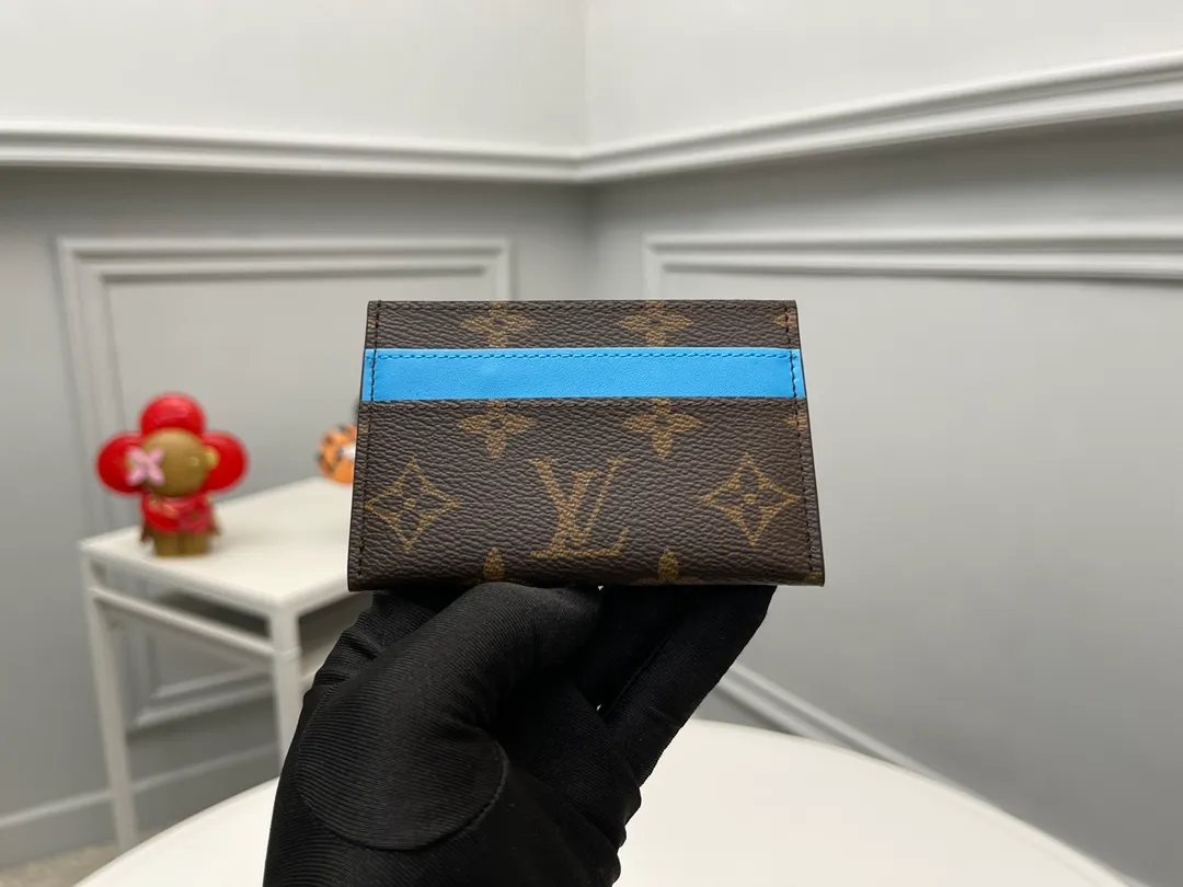 [Top original order] M12838 light blue👏👏A card holder with a correct expression completed with Monogram Maccasse (one of Mason’s classic canvases). The casual color embellishment is the charm. The dyed denim leather strap on the upper part and the lining of the same color add an unexpected twist. Dimensions: 11 x 7 x 1.5 cm. 🎁🎁120.