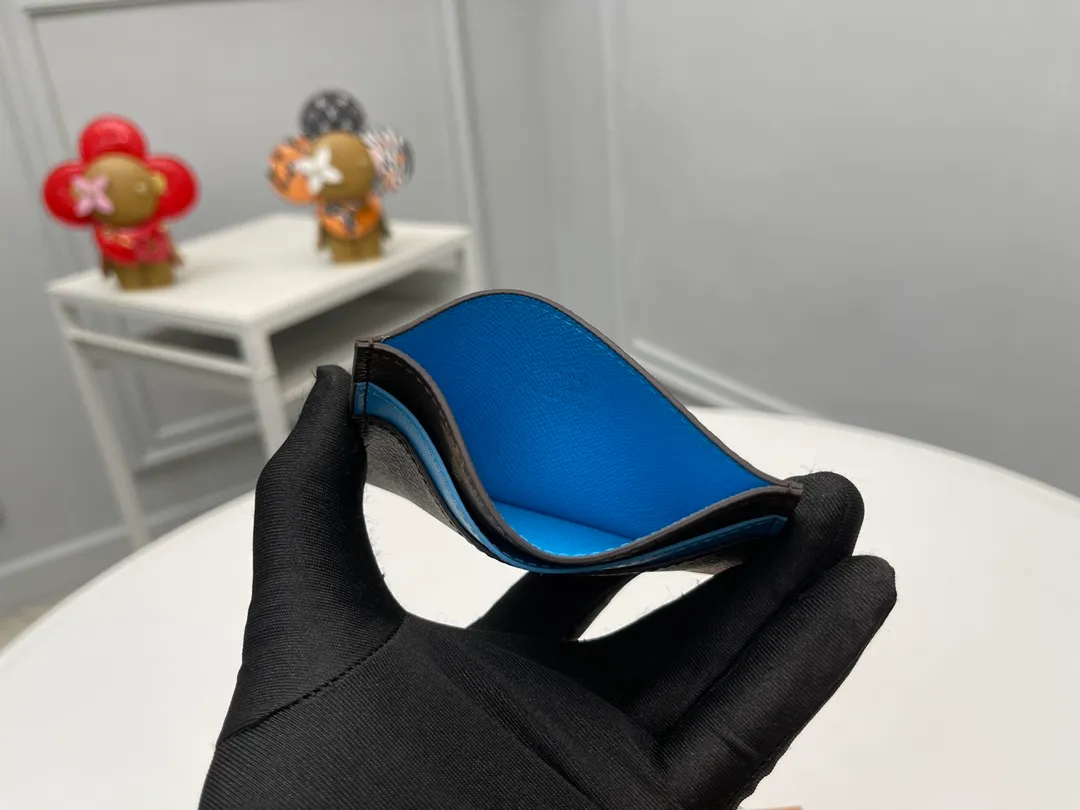 [Top original order] M12838 light blue👏👏A card holder with a correct expression completed with Monogram Maccasse (one of Mason’s classic canvases). The casual color embellishment is the charm. The dyed denim leather strap on the upper part and the lining of the same color add an unexpected twist. Dimensions: 11 x 7 x 1.5 cm. 🎁🎁120.