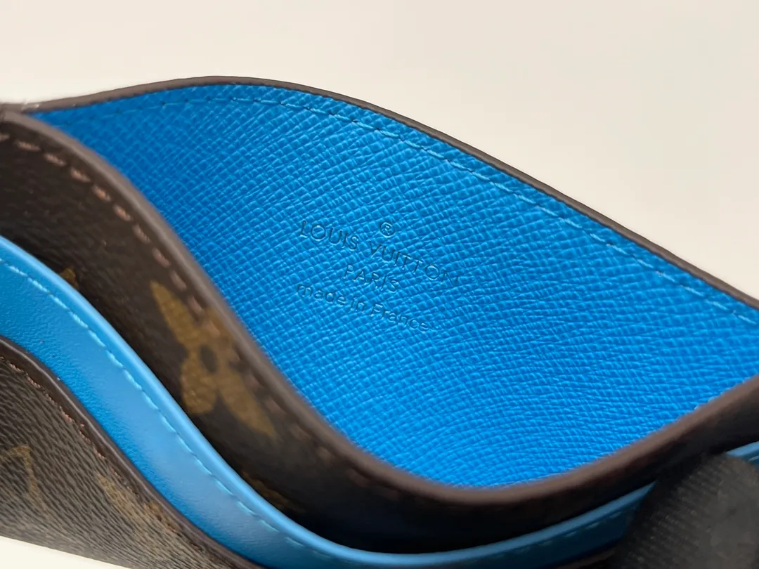 [Top original order] M12838 light blue👏👏A card holder with a correct expression completed with Monogram Maccasse (one of Mason’s classic canvases). The casual color embellishment is the charm. The dyed denim leather strap on the upper part and the lining of the same color add an unexpected twist. Dimensions: 11 x 7 x 1.5 cm. 🎁🎁120.