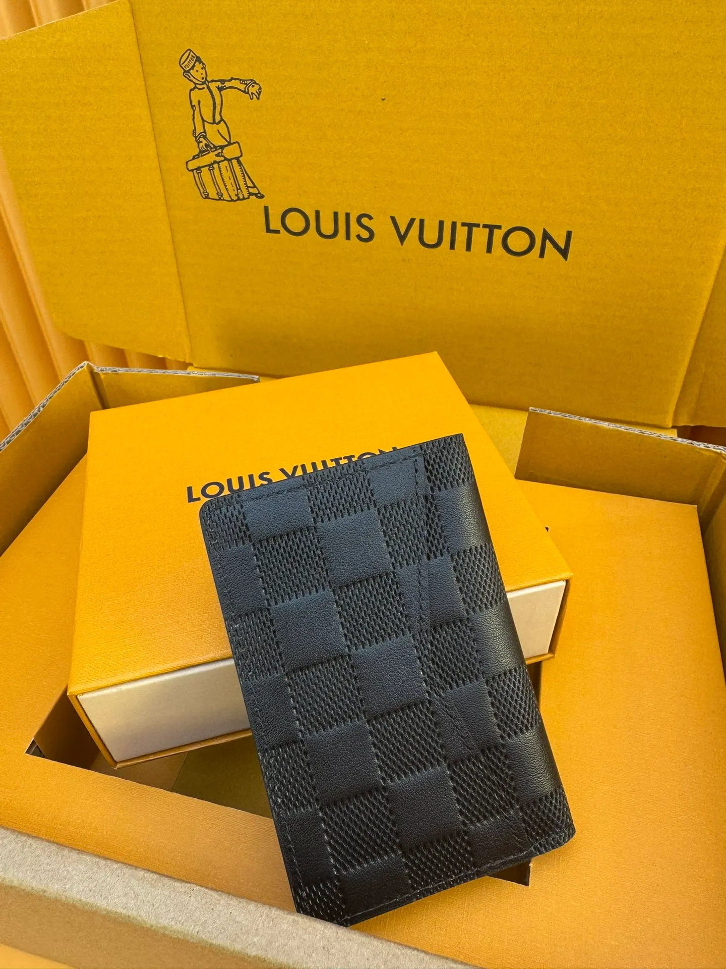 N63197 "Special Class Duty Free" ♻️[Official special edition·First-class material·All-steel hardware·Anti-counterfeiting chip·Full set of packaging] About, the pocket organizer is both practical and elegant. Very soft Damier Infini leather is exquisitely inlaid with legendary home patterns, enhancing a masculine and sophisticated look. 7.5x11x1cm 💰480