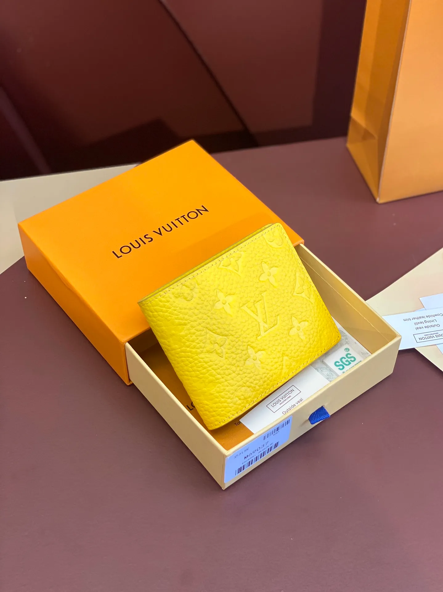 💰380 M69037 Yellow! Chip version, (made of top-grain cowhide), this Multiple wallet features the classic Monogram embossing on the full-grain Taurillon leather surface, creating a compact structure and concise lines. Card slots, interior pockets and compartments keep cash, receipts and more organized. Detailed features: 11.5 x 9 x 1.5 cm (length x height x width).