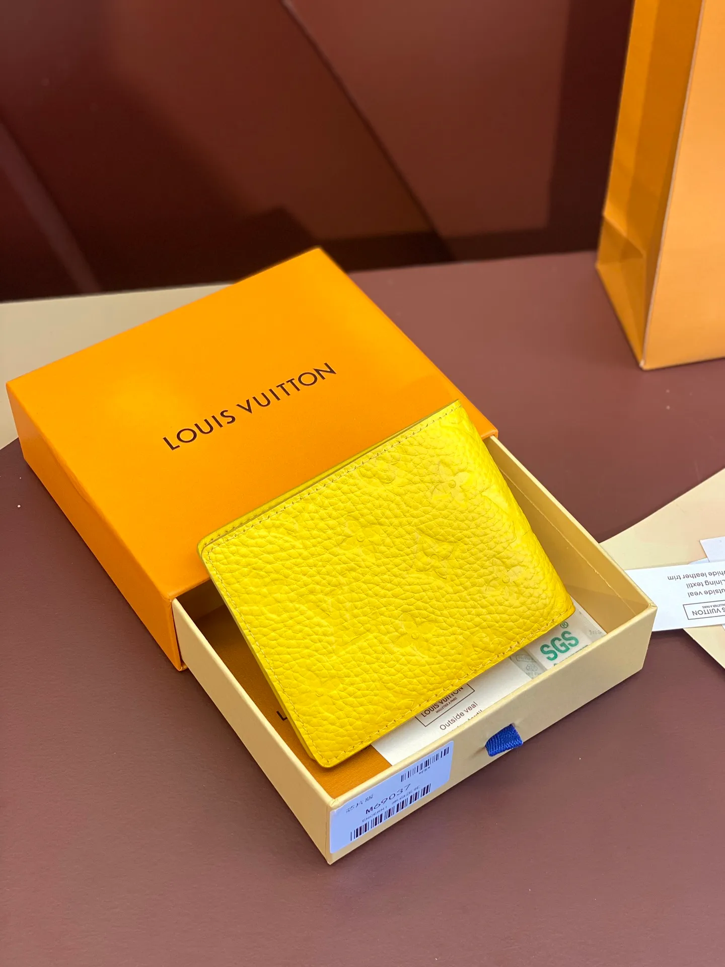 💰380 M69037 Yellow! Chip version, (made of top-grain cowhide), this Multiple wallet features the classic Monogram embossing on the full-grain Taurillon leather surface, creating a compact structure and concise lines. Card slots, interior pockets and compartments keep cash, receipts and more organized. Detailed features: 11.5 x 9 x 1.5 cm (length x height x width).