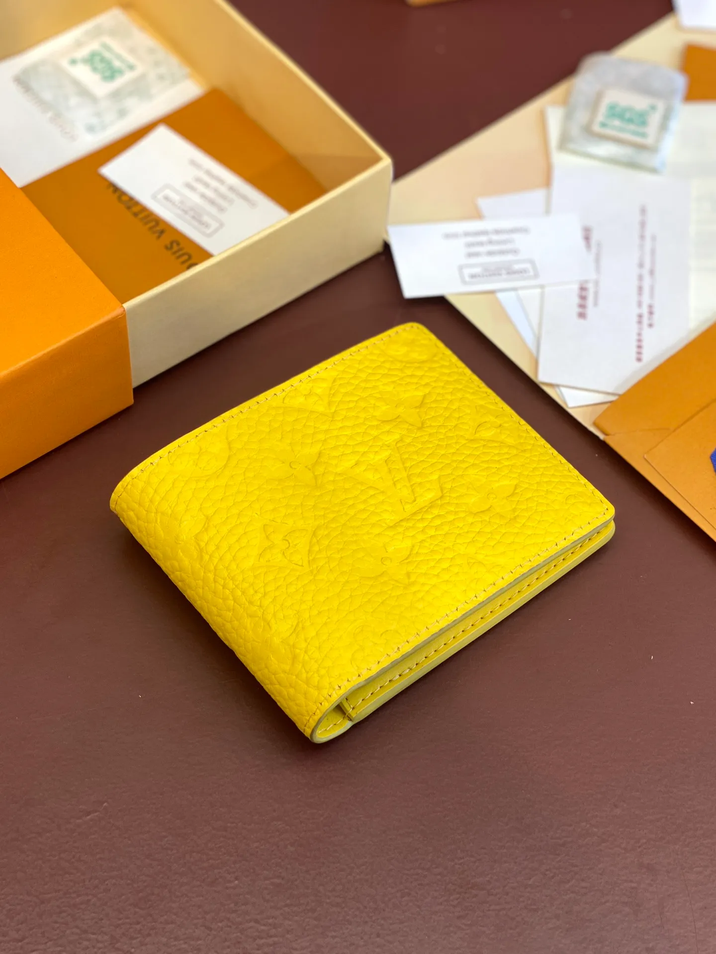 💰380 M69037 Yellow! Chip version, (made of top-grain cowhide), this Multiple wallet features the classic Monogram embossing on the full-grain Taurillon leather surface, creating a compact structure and concise lines. Card slots, interior pockets and compartments keep cash, receipts and more organized. Detailed features: 11.5 x 9 x 1.5 cm (length x height x width).